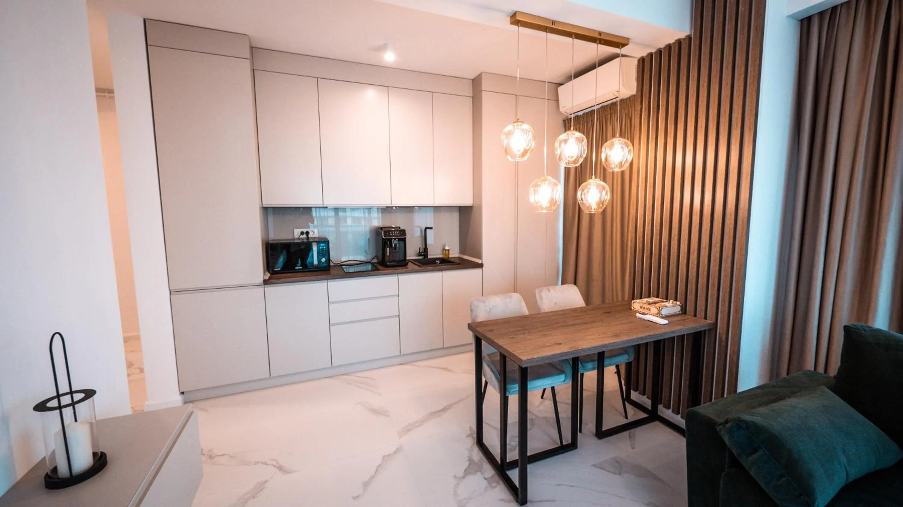 Dining area in WAVE 4 Apartments Mamaia Nord