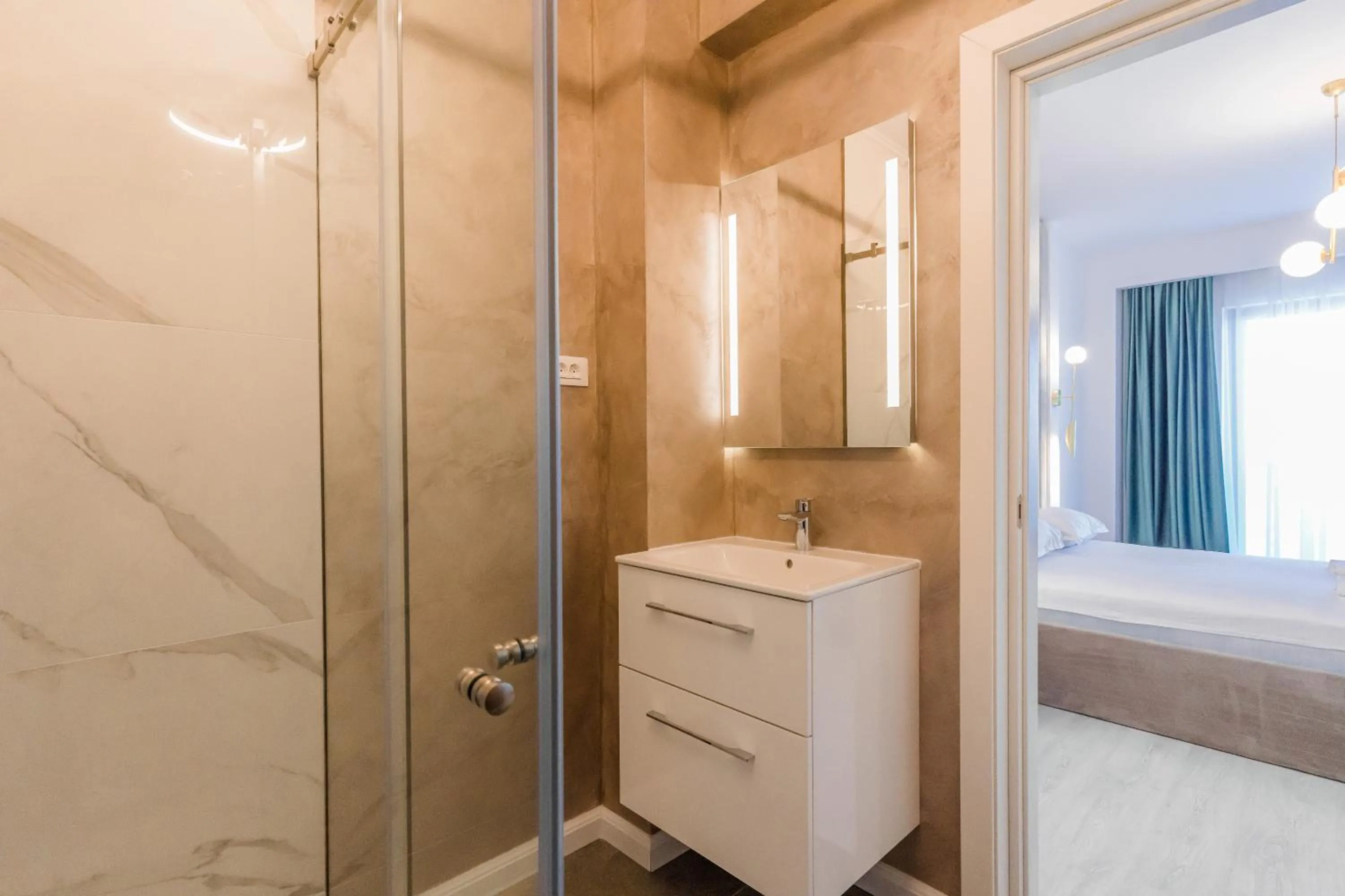 Shower in WAVE 4 Apartments Mamaia Nord