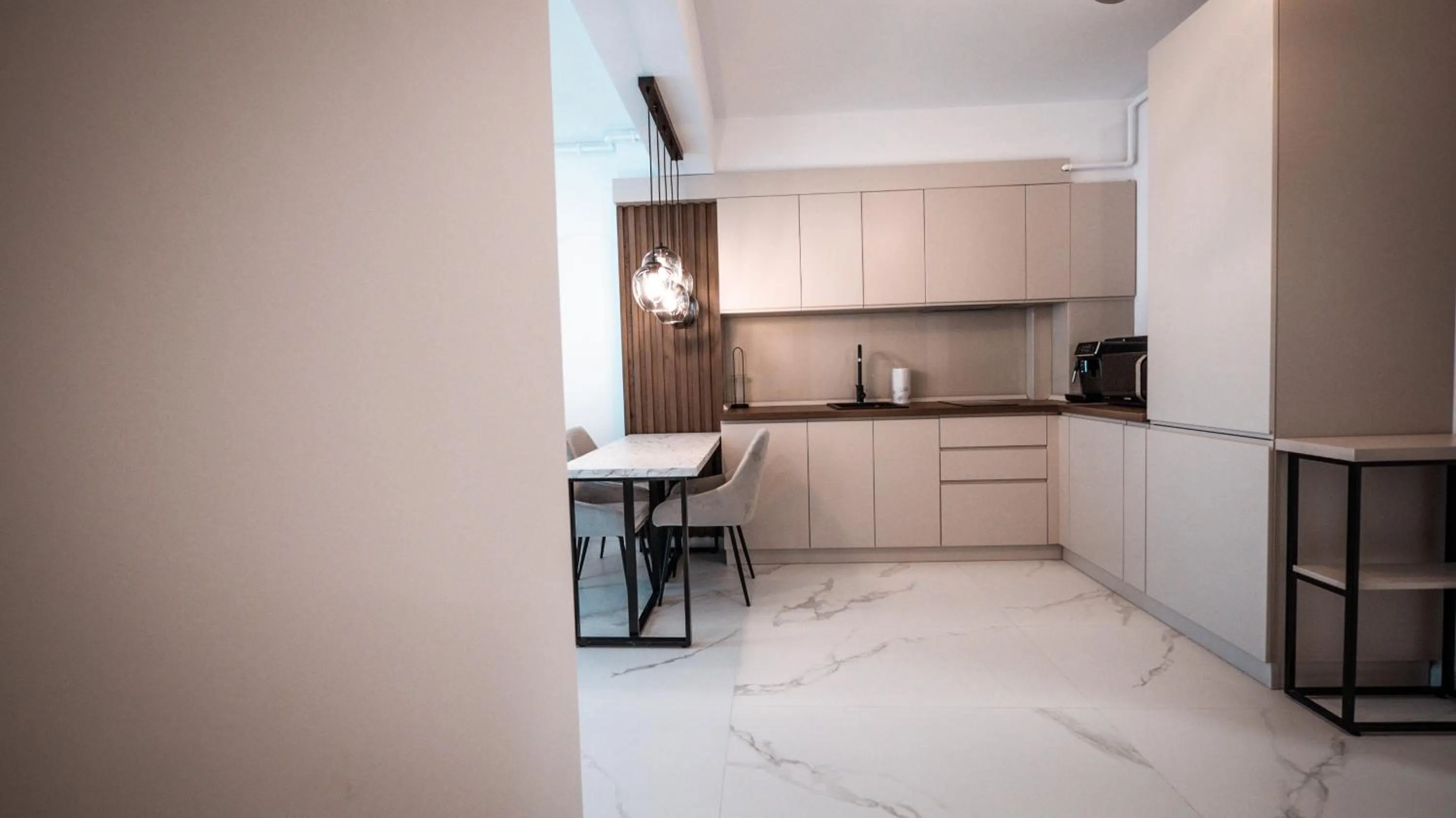Kitchen or kitchenette in WAVE 4 Apartments Mamaia Nord