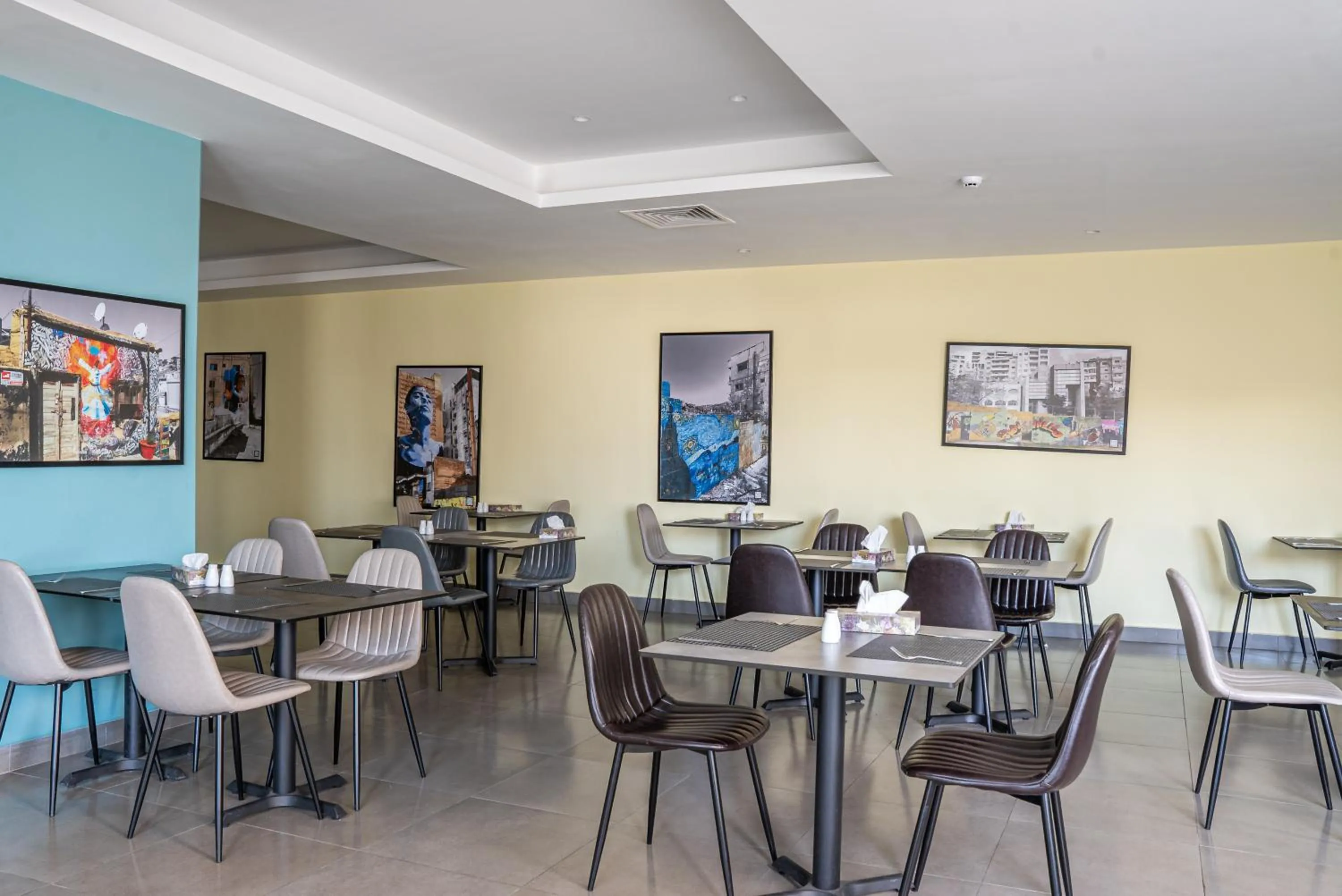 Restaurant/places to eat in Liv Weibdeh Hotel Suites