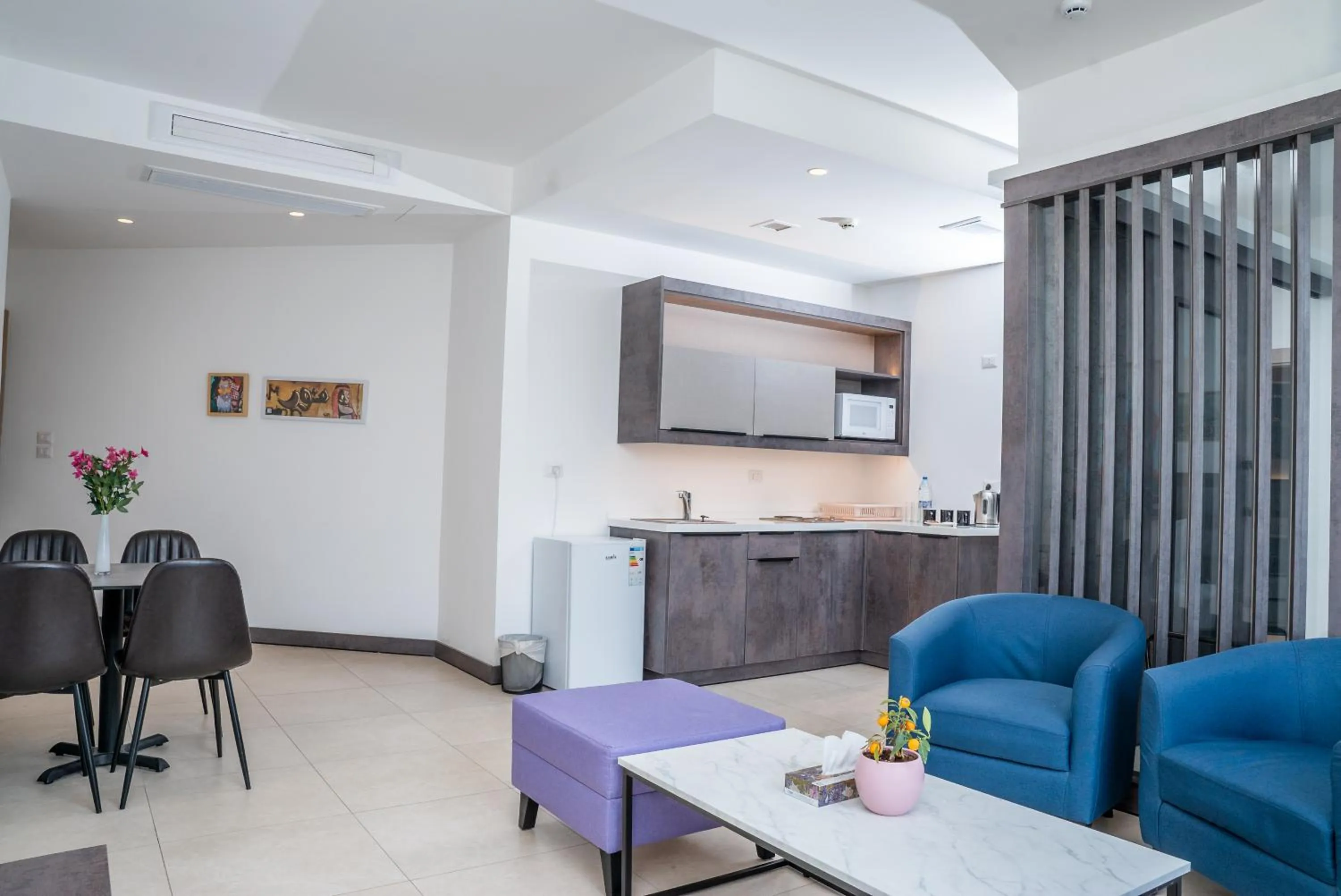 TV and multimedia in Liv Weibdeh Hotel Suites