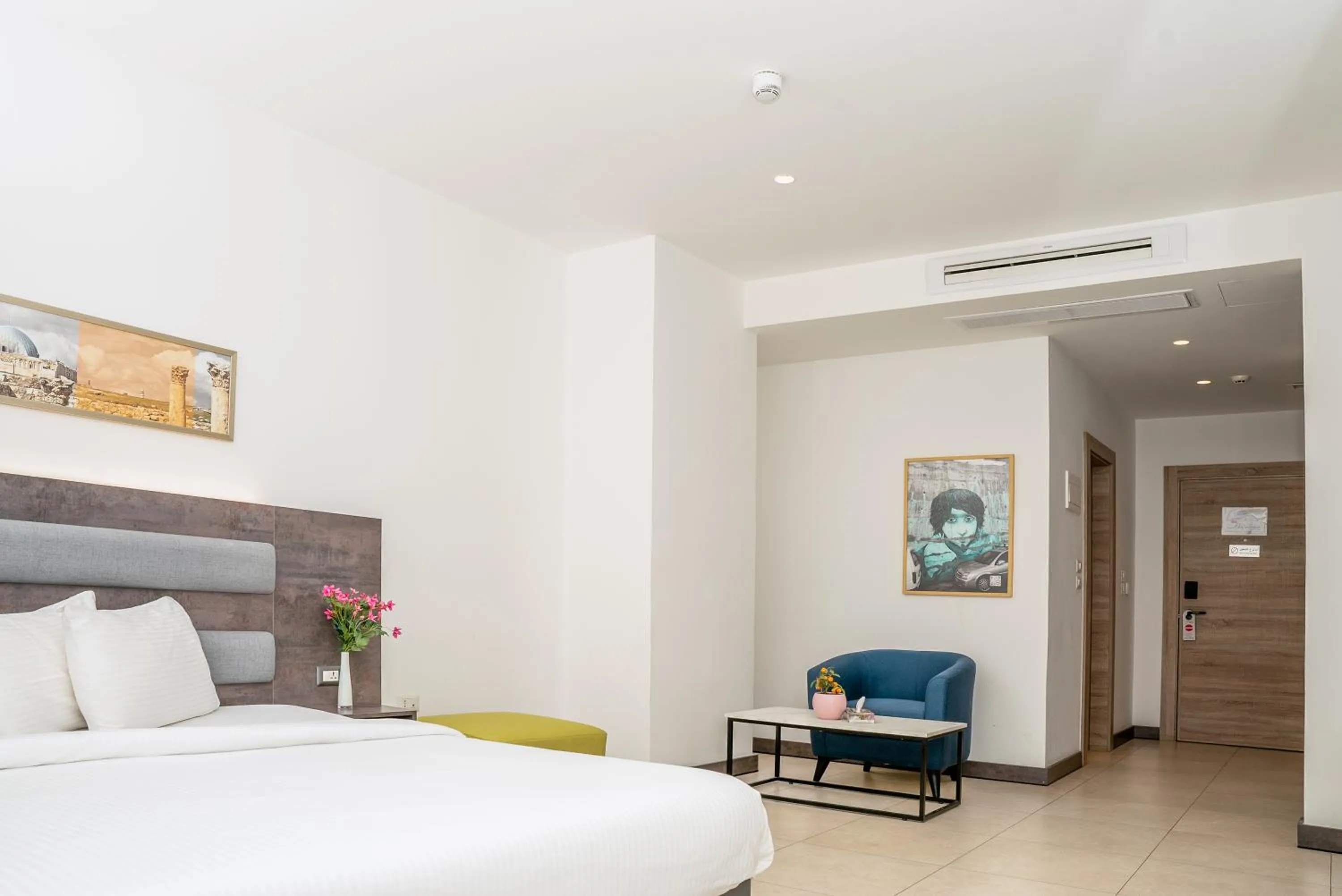 Photo of the whole room, Bed in Liv Weibdeh Hotel Suites