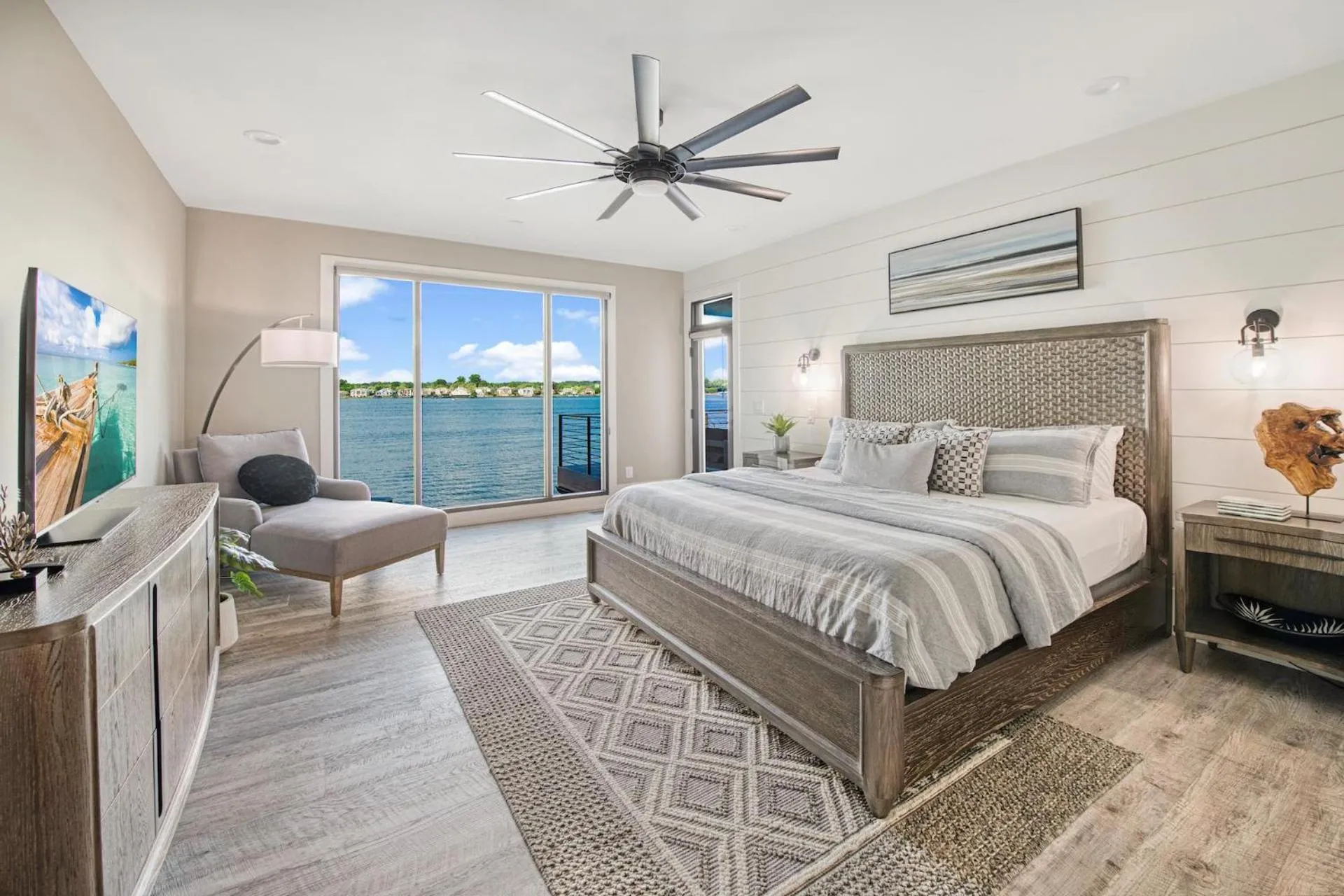 Bed in Sterling on Strawpocket