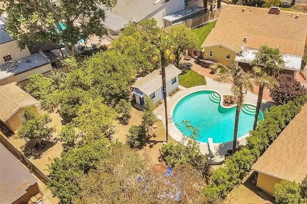 Spacious Home with Garden & Pool Spacious Home with Garden & Pool