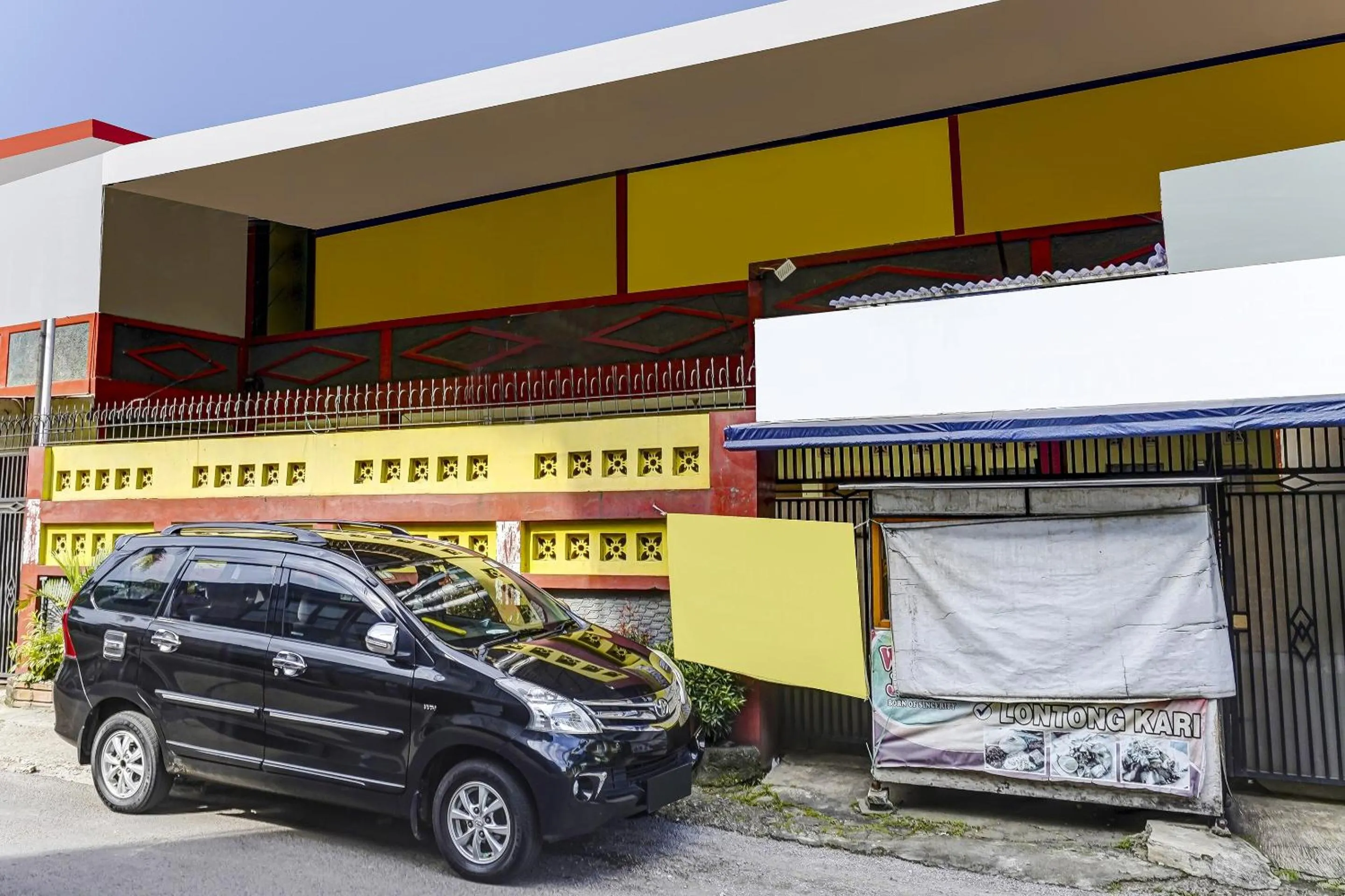 Facade/entrance in SPOT ON 91159 Kost Putrana Syariah