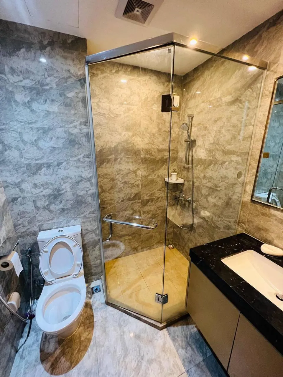 Bathroom in R&F PRINCESS COVE by ANJU