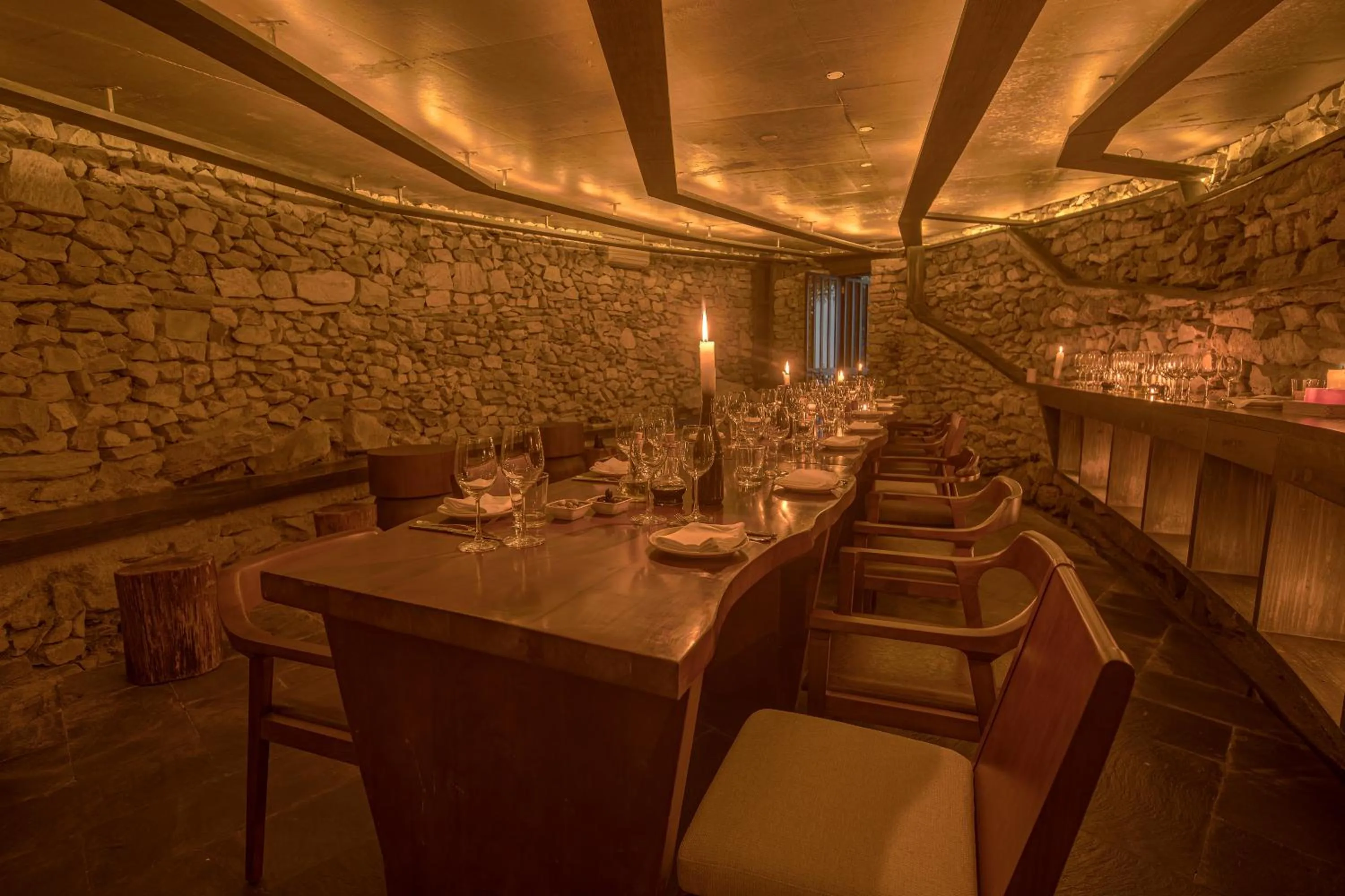 Restaurant/places to eat in Kavya Himalayas