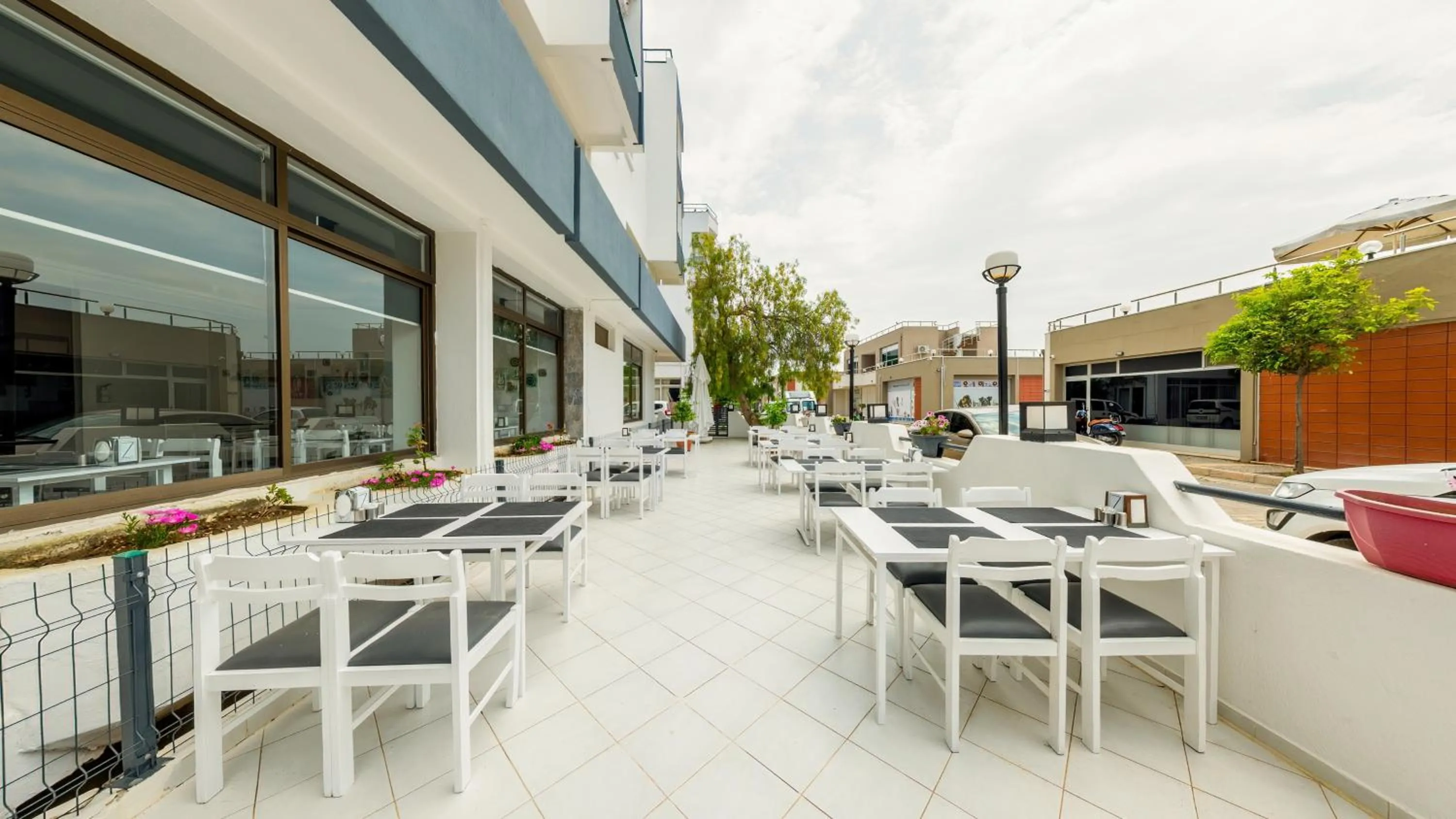 Restaurant/places to eat in Z OTEL