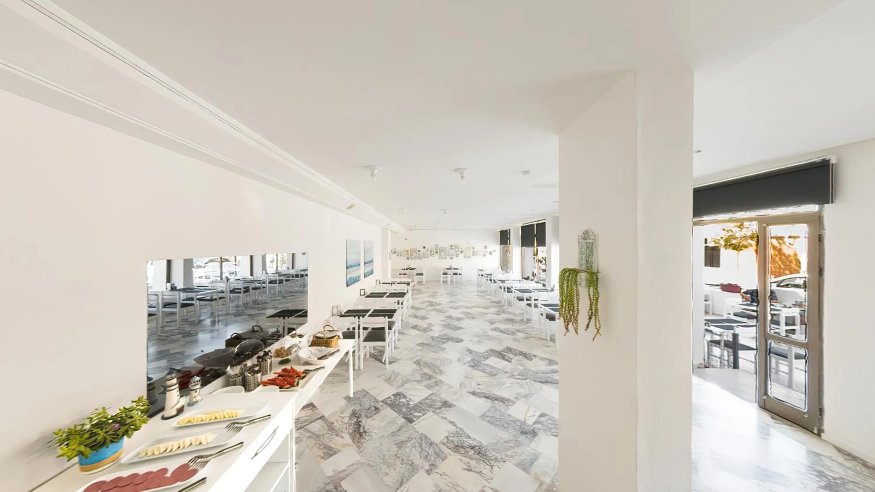 Restaurant/places to eat in Z OTEL