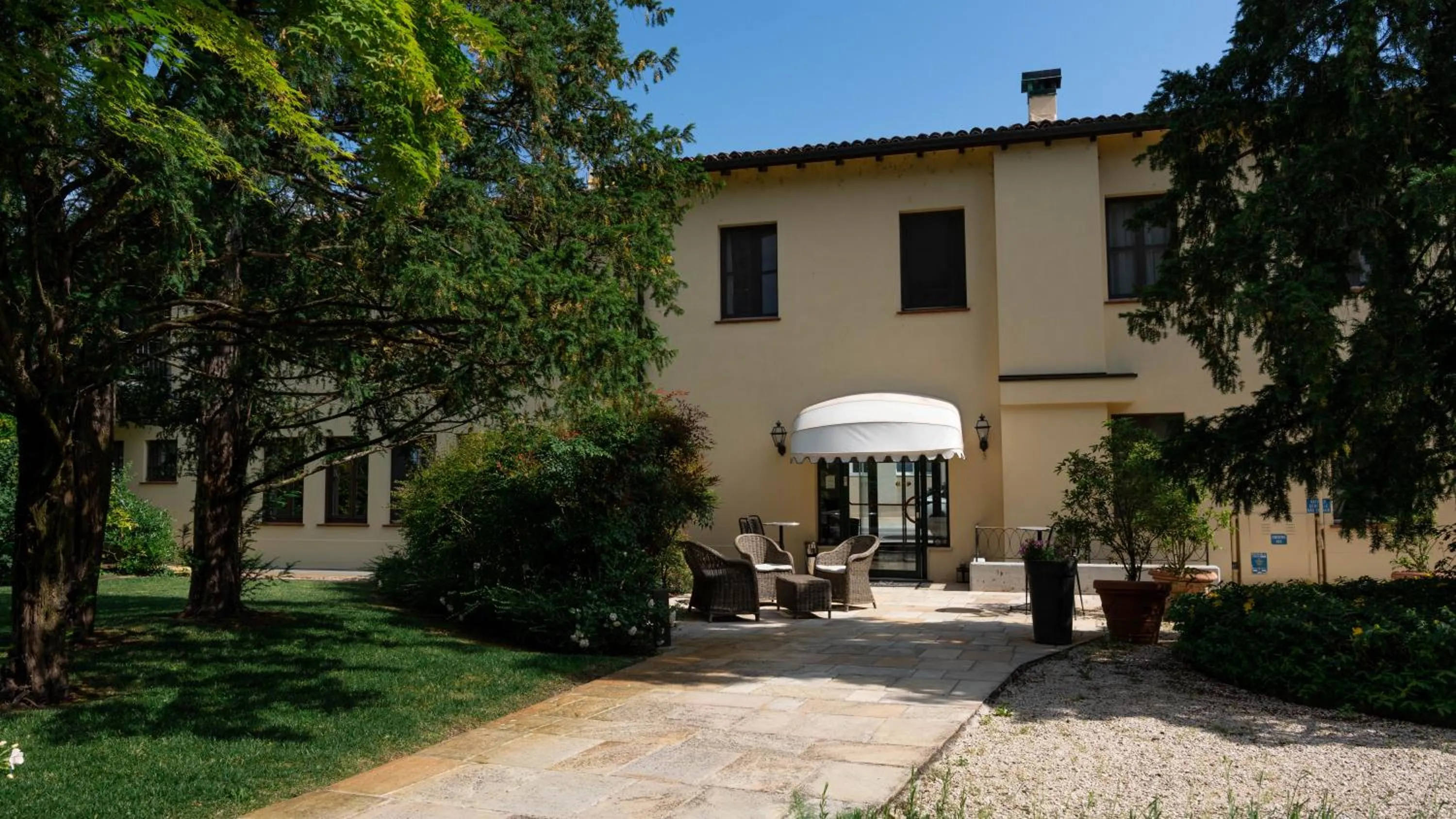 Property building in Hotel Villa Nabila