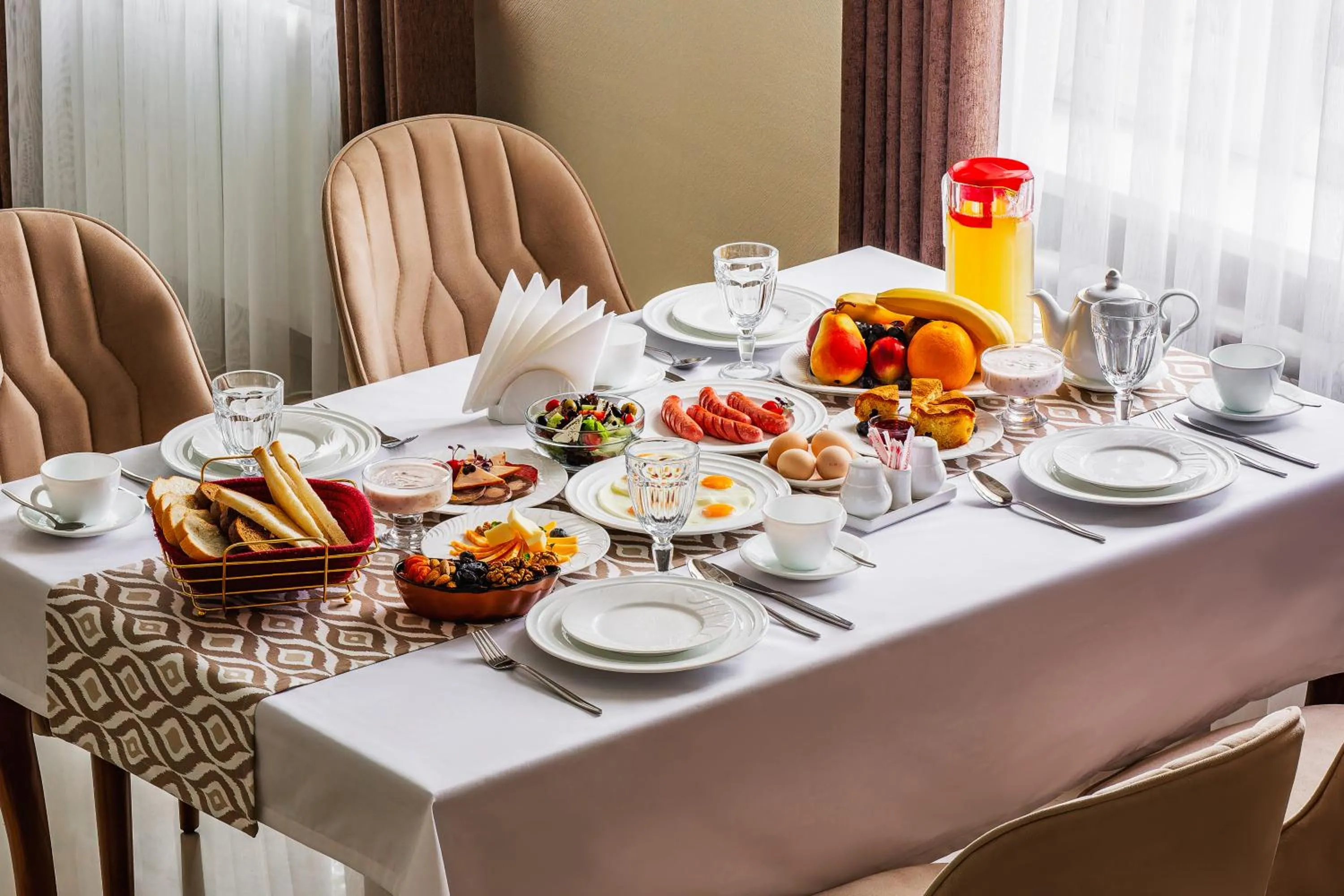 Restaurant/places to eat in Grand Nur Hotel