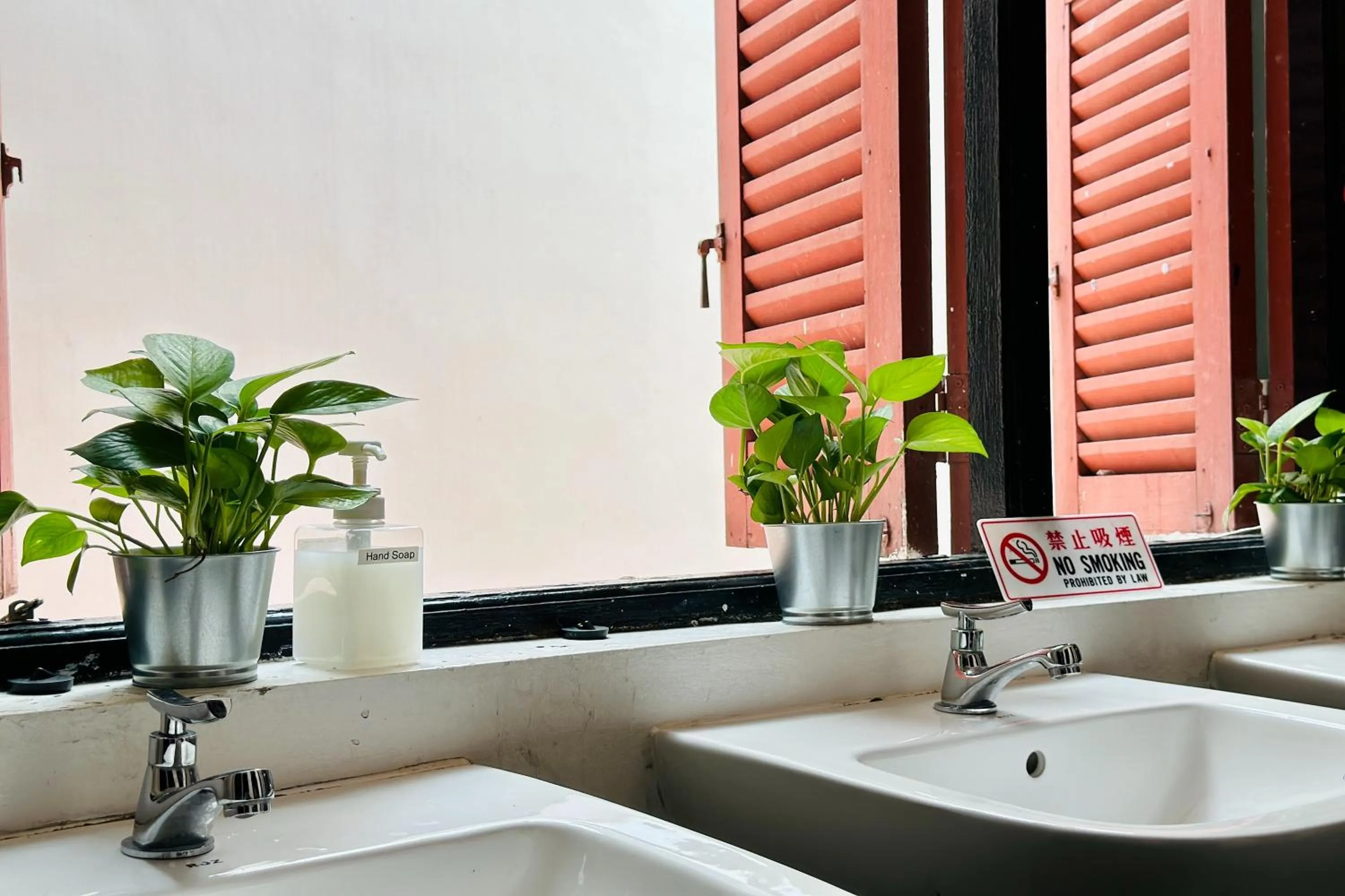 Bathroom in Rucksack Inn Temple Street