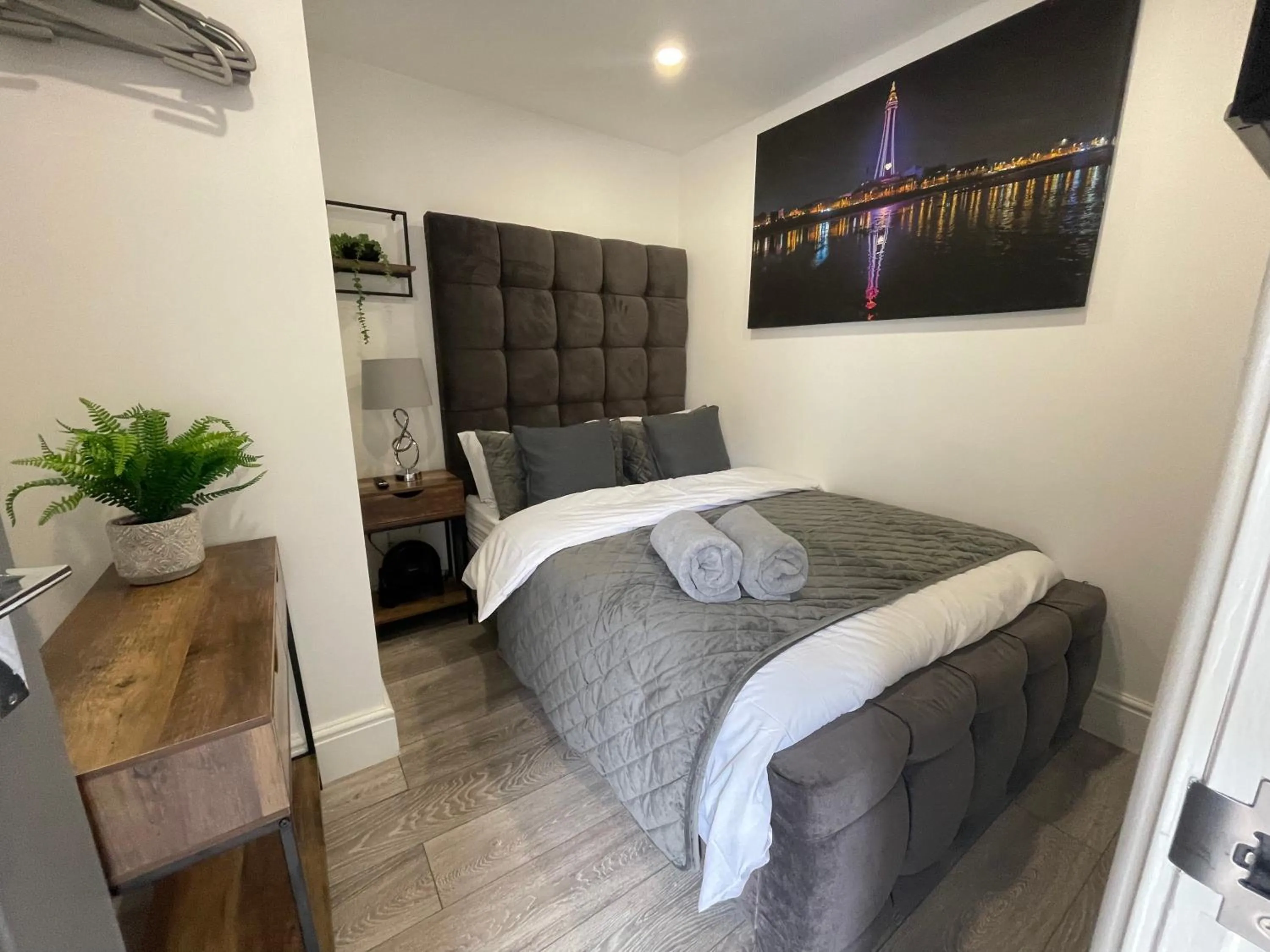 Bedroom, Bed in Osborne hot tub and jacuzzi suites