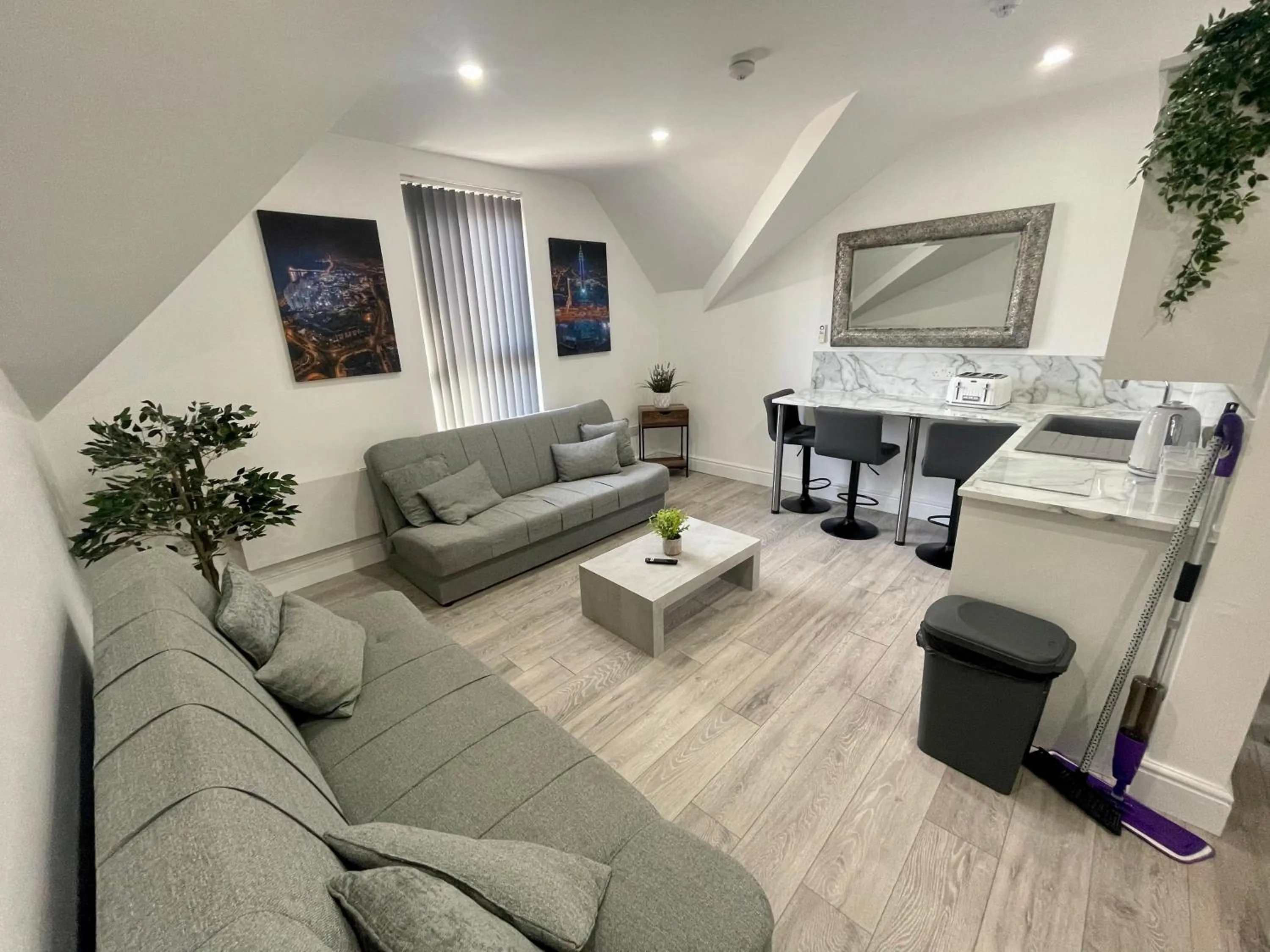 Living room in Osborne hot tub and jacuzzi suites