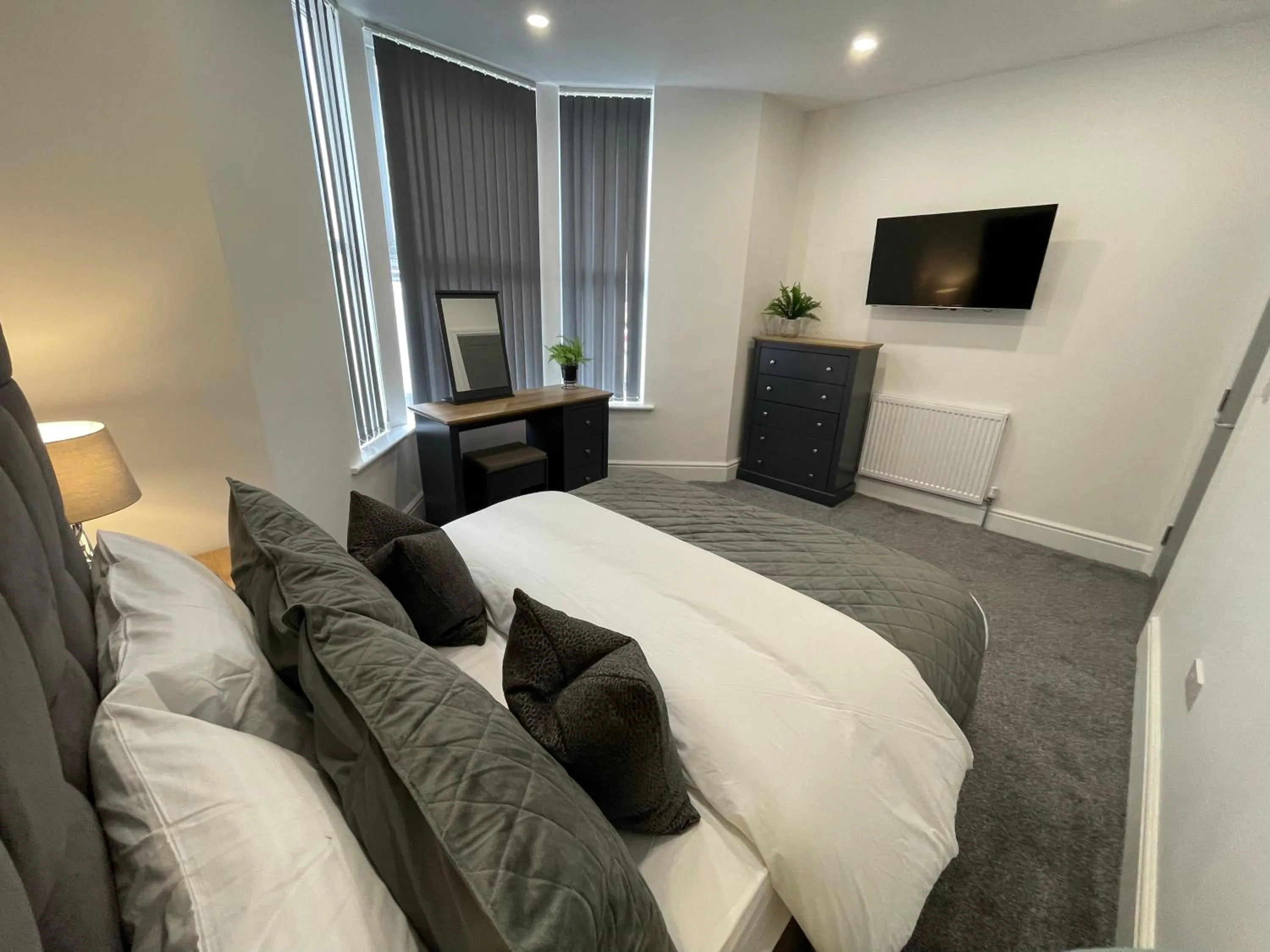 Bedroom, Bed in Osborne hot tub and jacuzzi suites