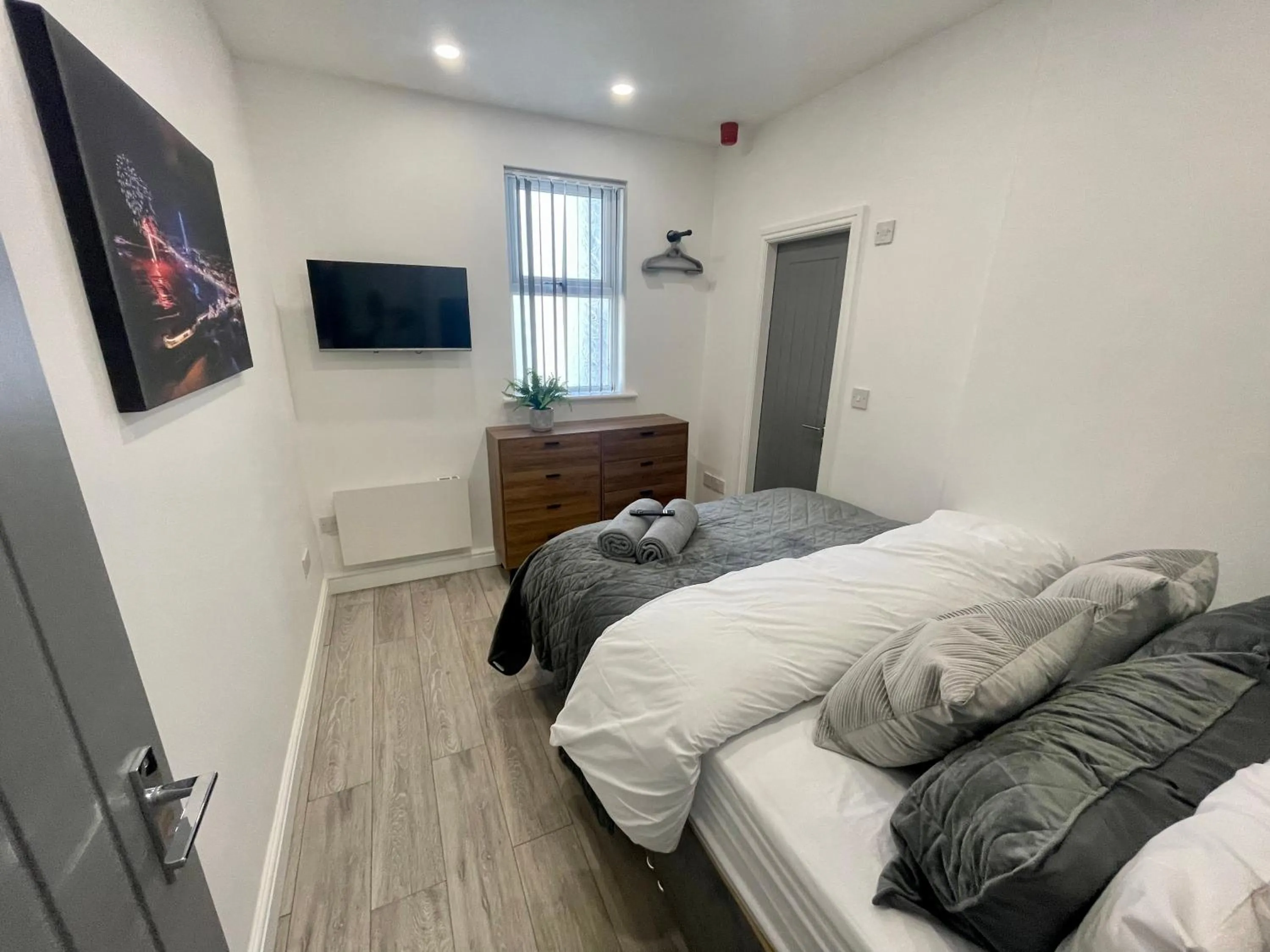 Bedroom, Bed in Osborne hot tub and jacuzzi suites