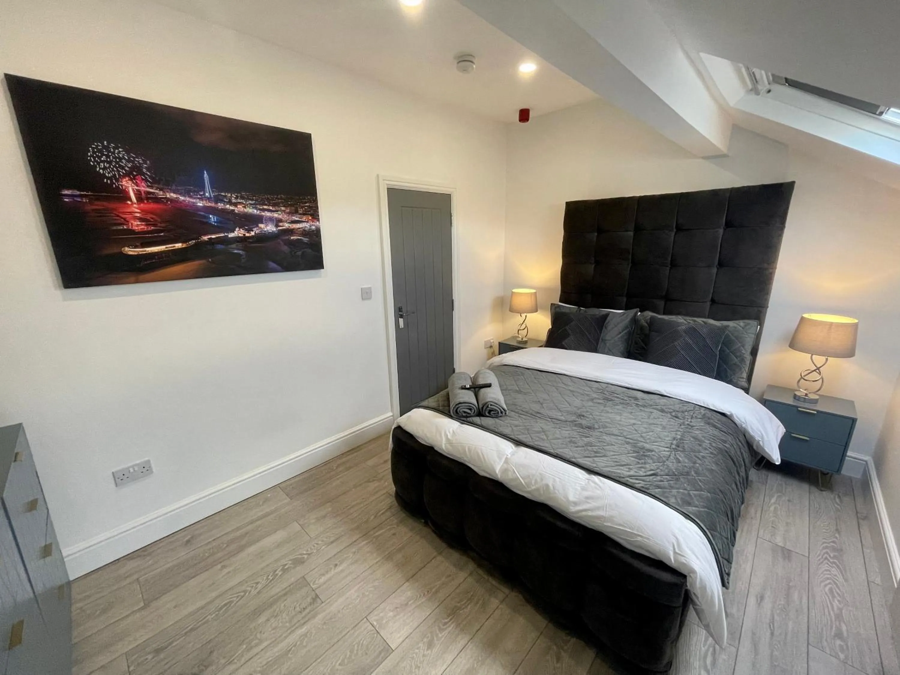 Bedroom, Bed in Osborne hot tub and jacuzzi suites