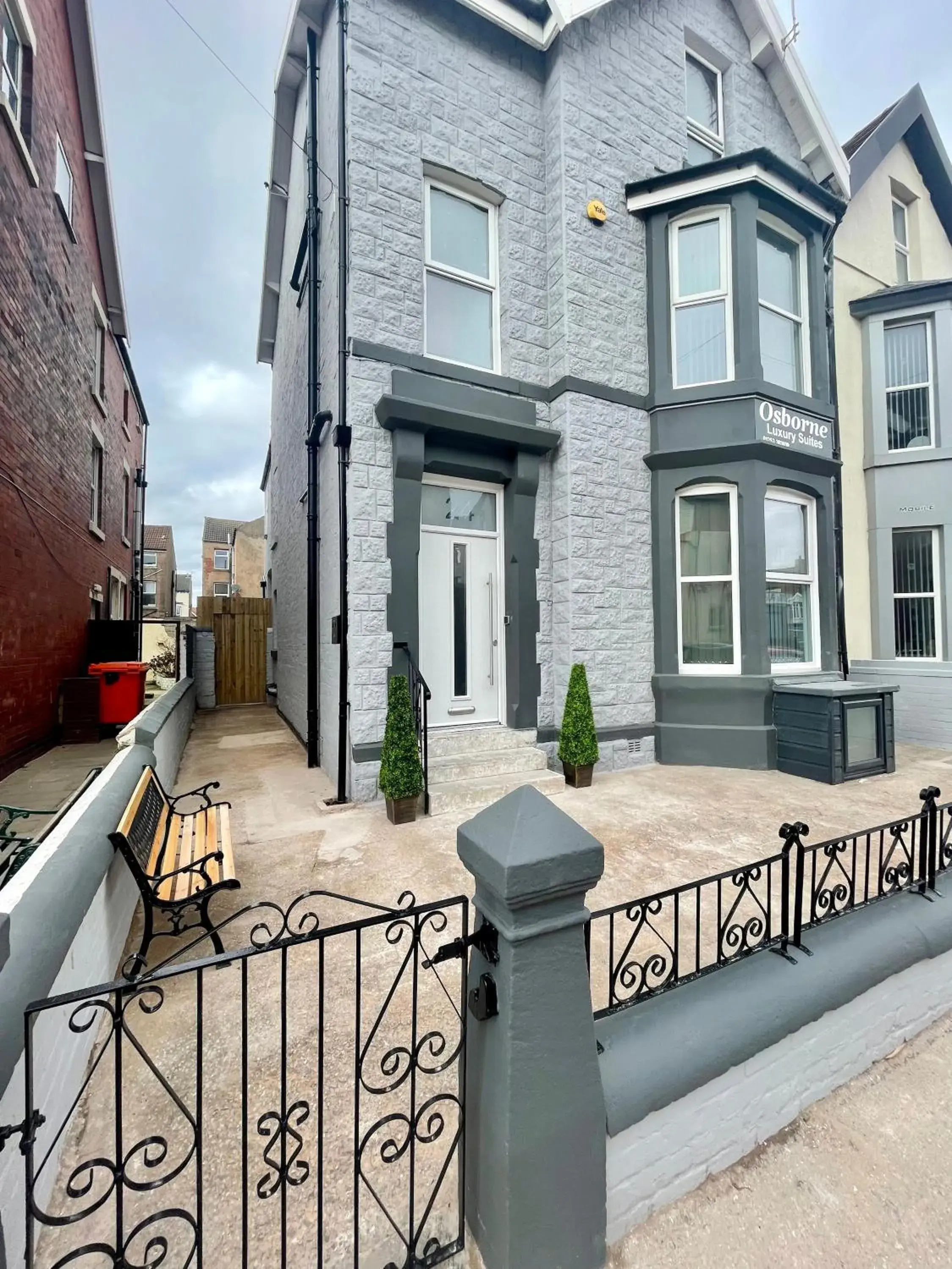 Property building in Osborne hot tub and jacuzzi suites Property building in Osborne hot tub and jacuzzi suites