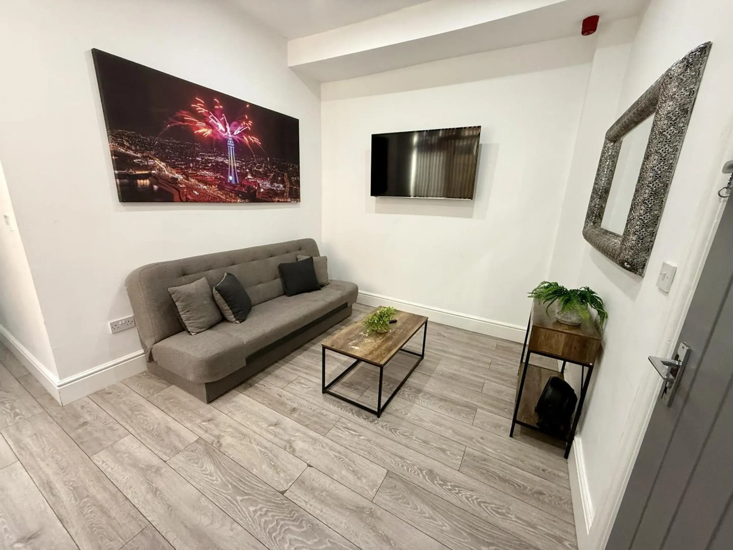 Living room in Osborne hot tub and jacuzzi suites Living room in Osborne hot tub and jacuzzi suites