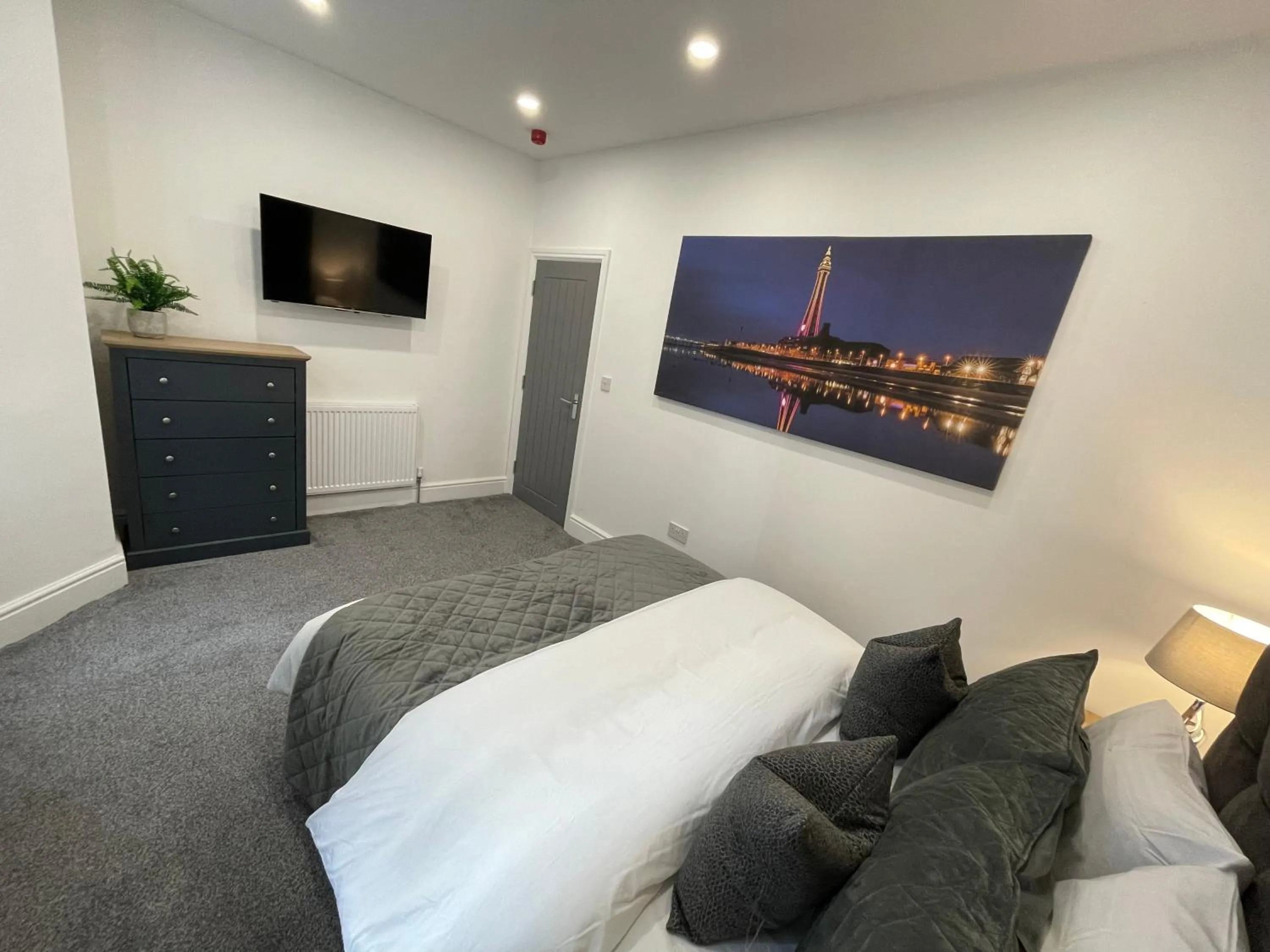 Bedroom, Bed in Osborne hot tub and jacuzzi suites