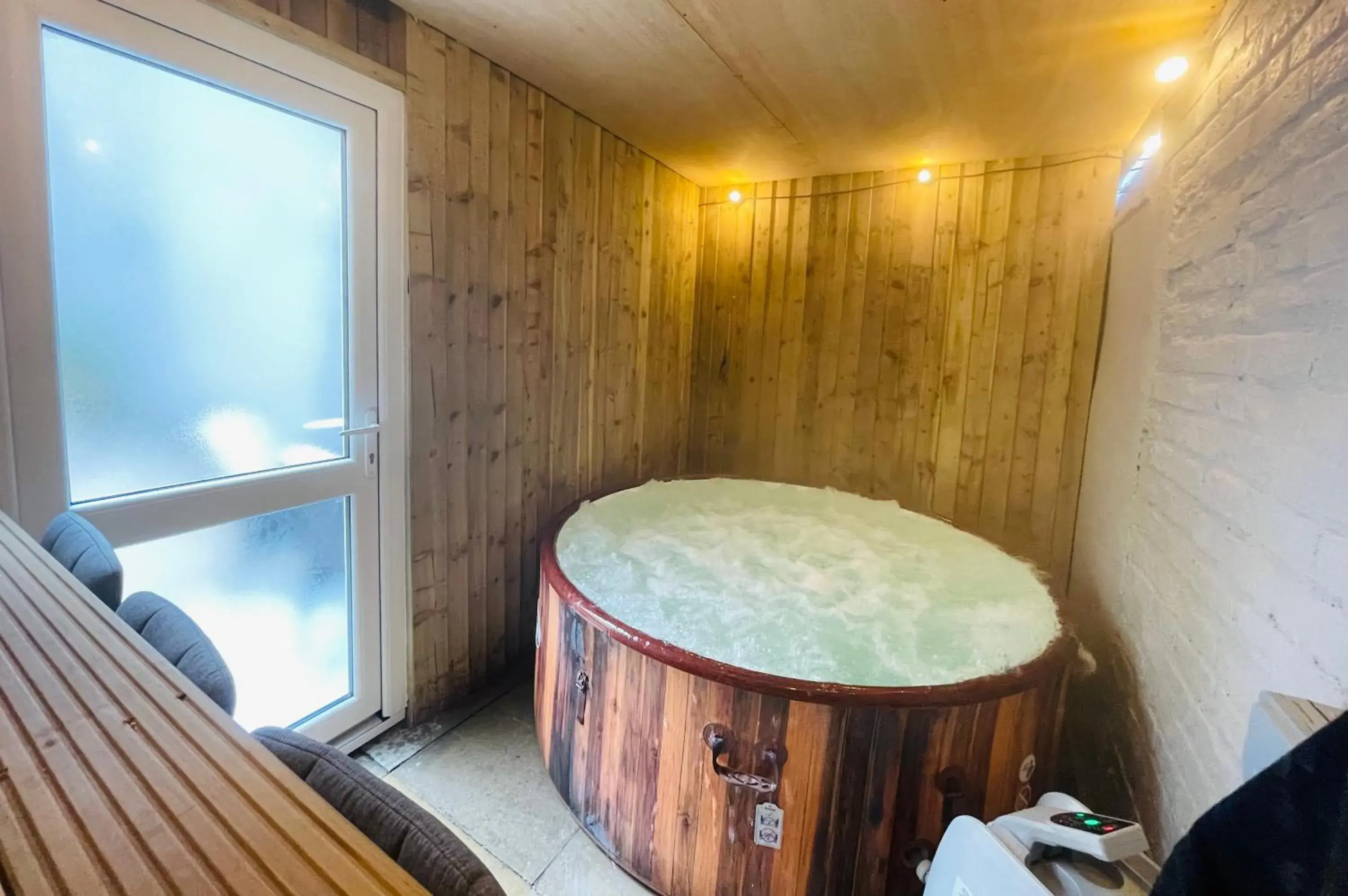 delux suite with spa bath and hot tub garden in Osborne hot tub and jacuzzi suites delux suite with spa bath and hot tub garden in Osborne hot tub and jacuzzi suites