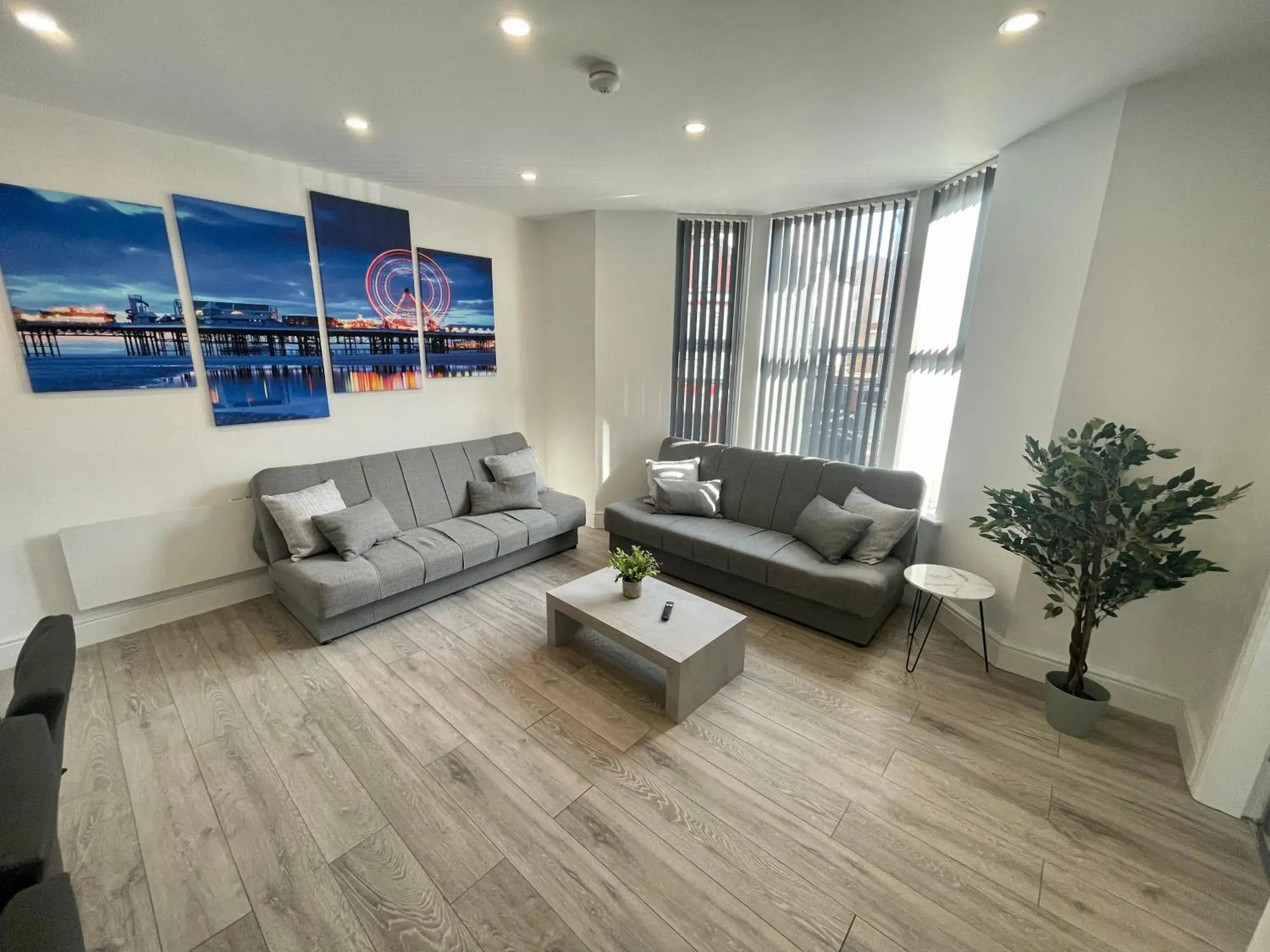 Living room in Osborne hot tub and jacuzzi suites Living room in Osborne hot tub and jacuzzi suites