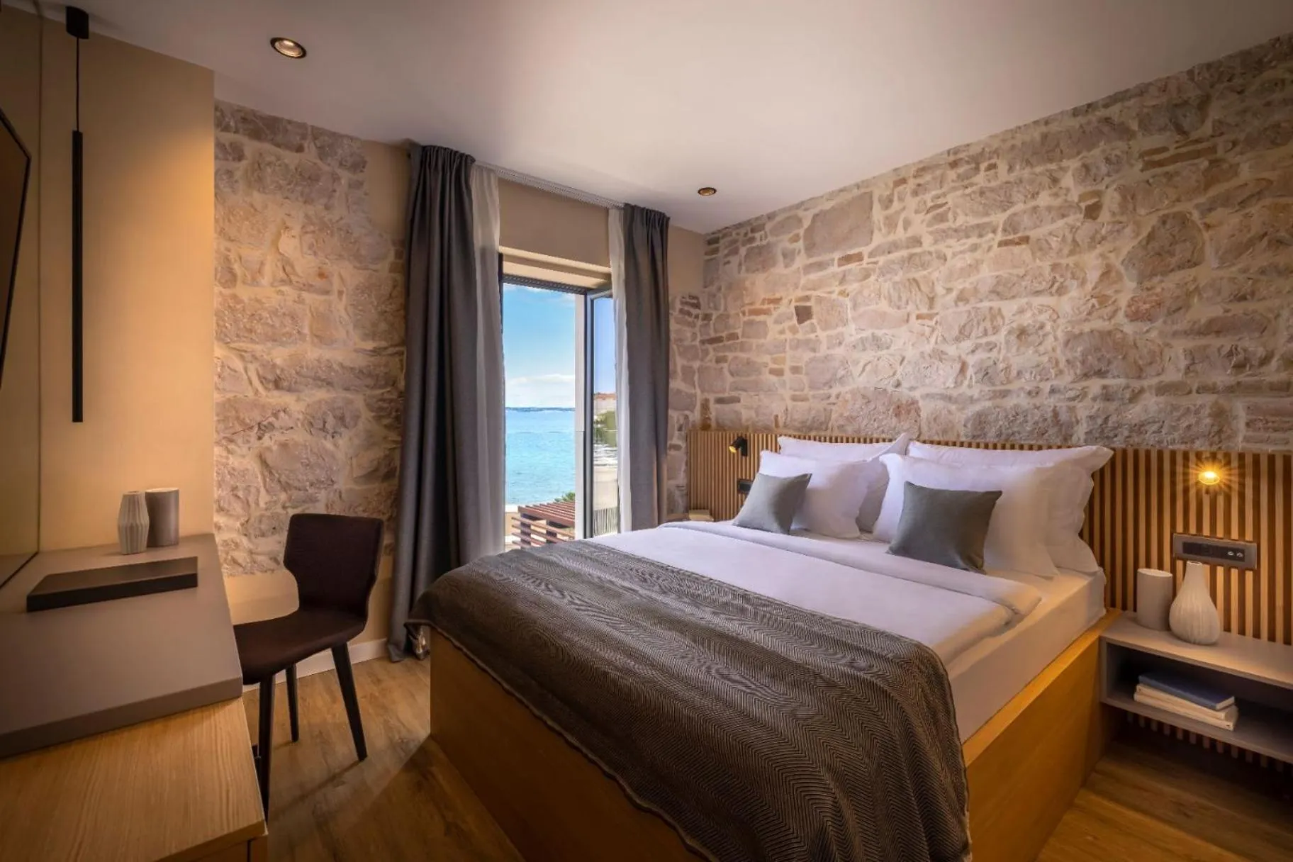 Bed in DUNATOVI DVORI Heritage Hotel