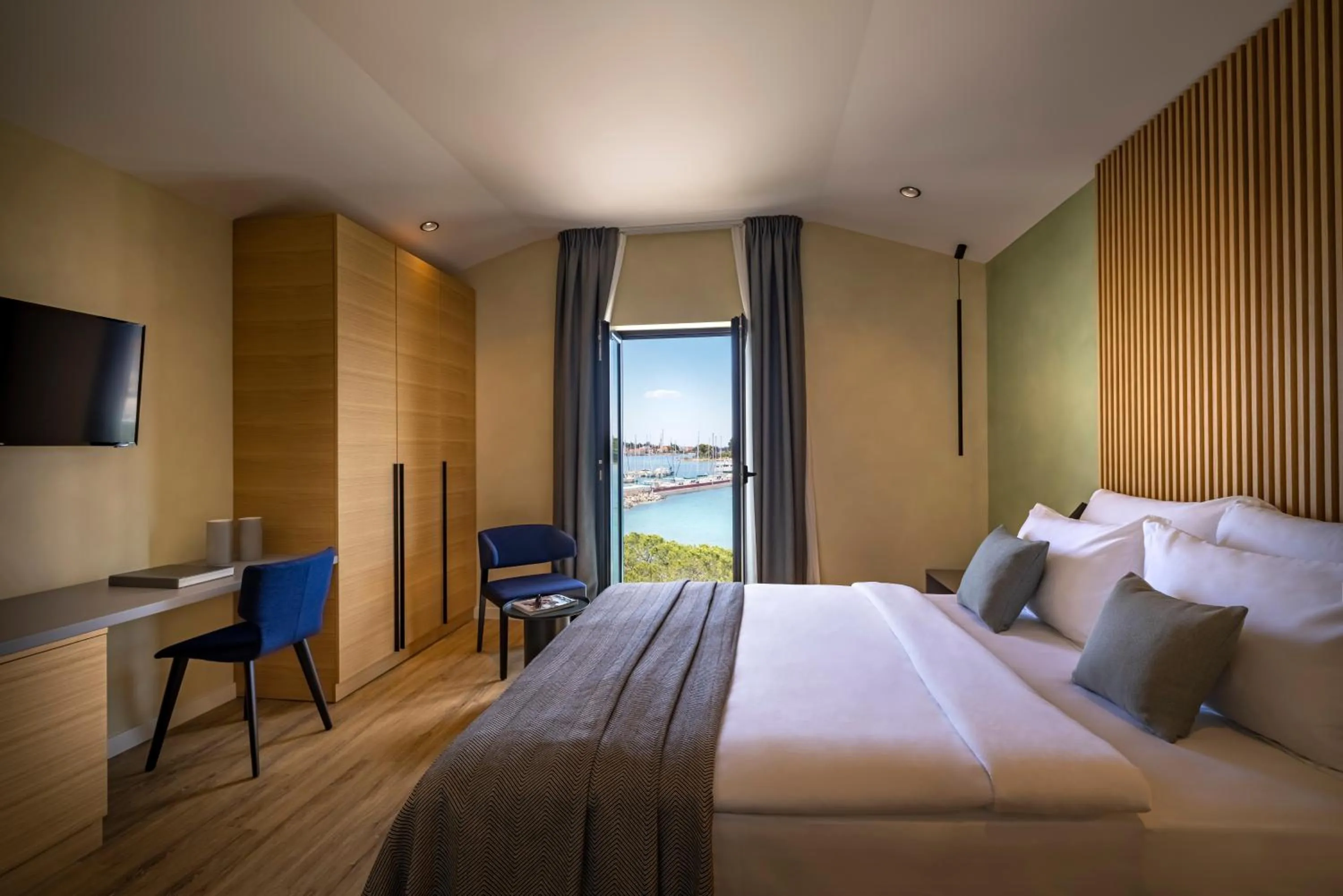 Photo of the whole room, Bed in DUNATOVI DVORI Heritage Hotel