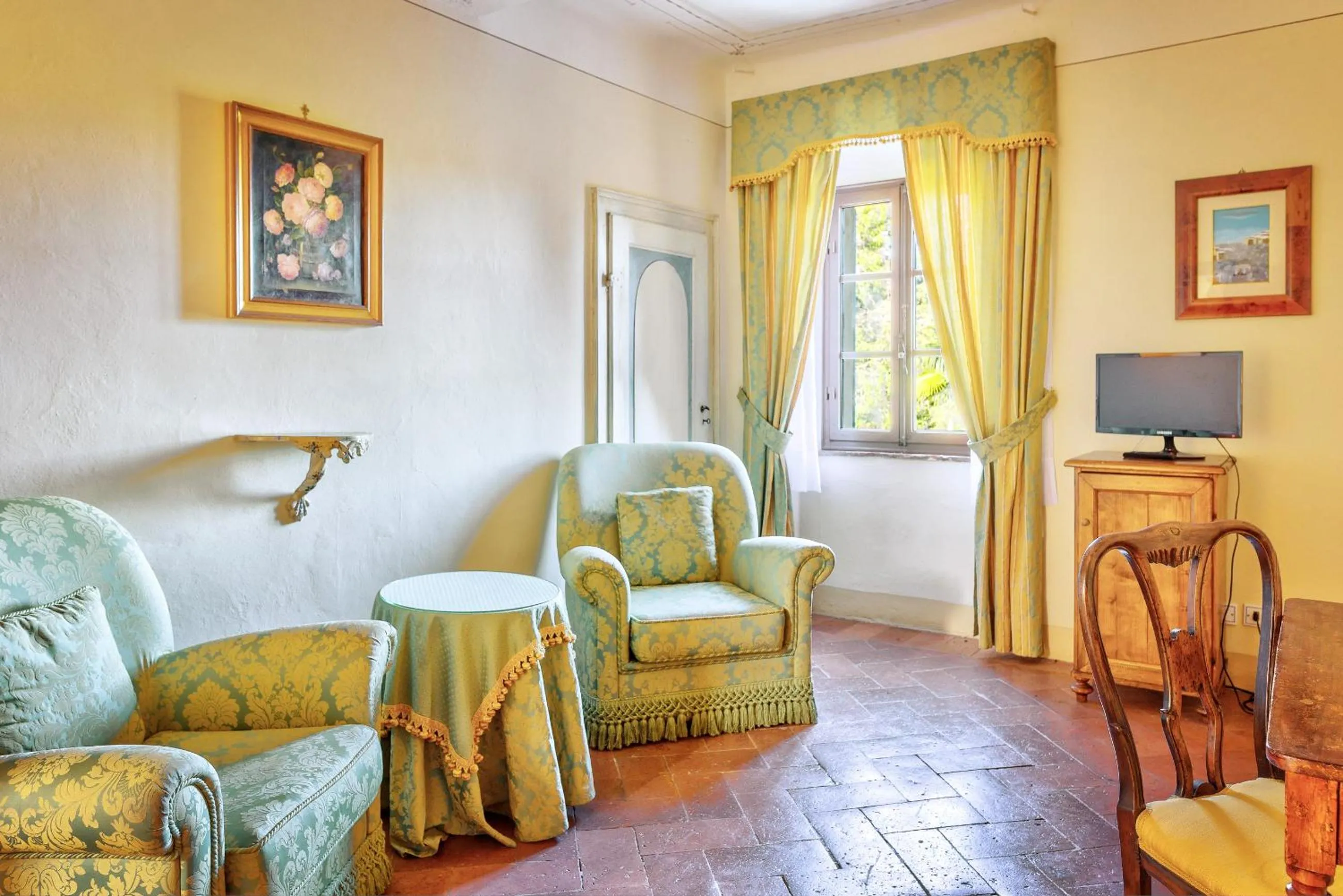 Seating area in Hotel Borgo Casabianca