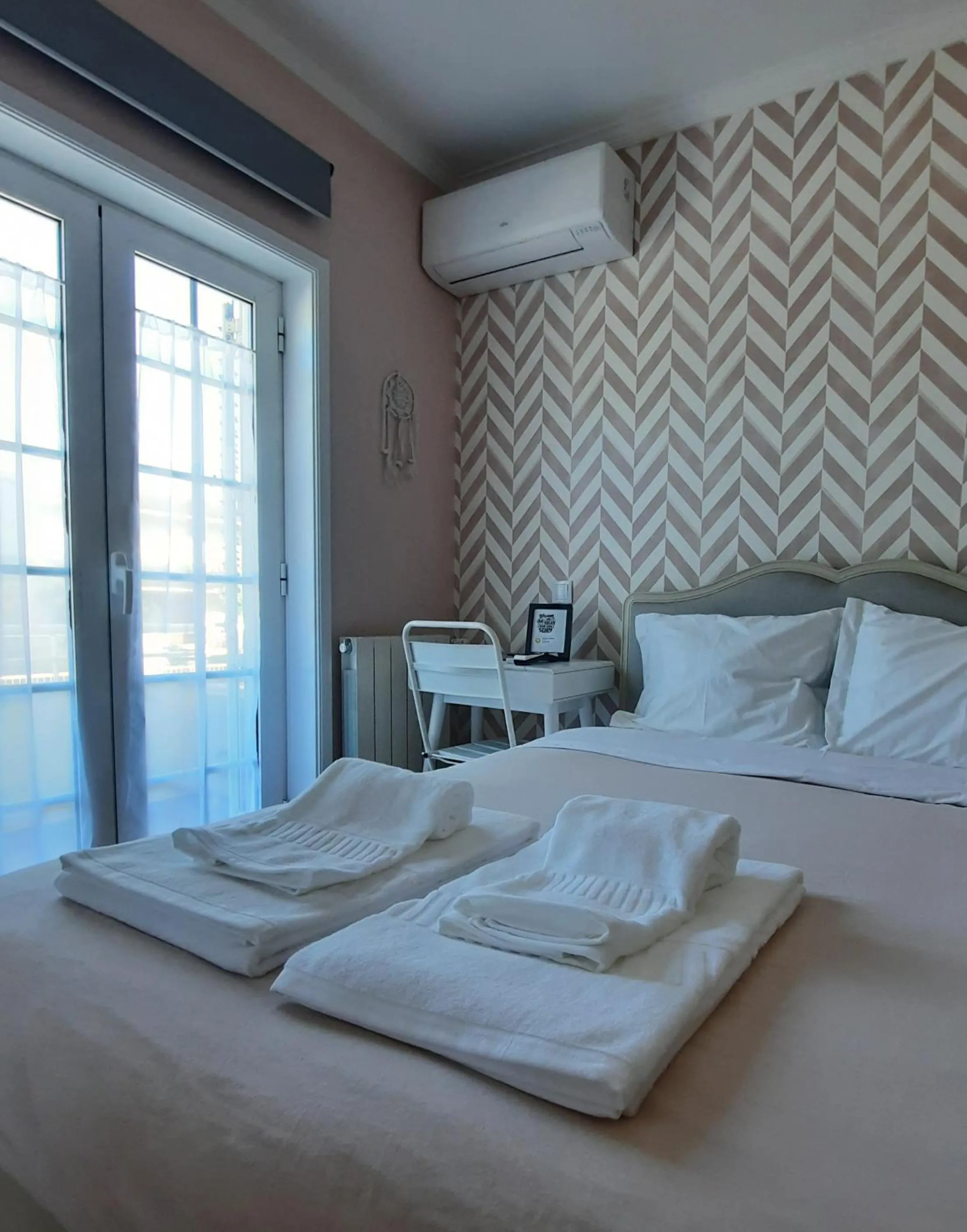 Bedroom, Bed in Smiling Places - Guest House in Labruge