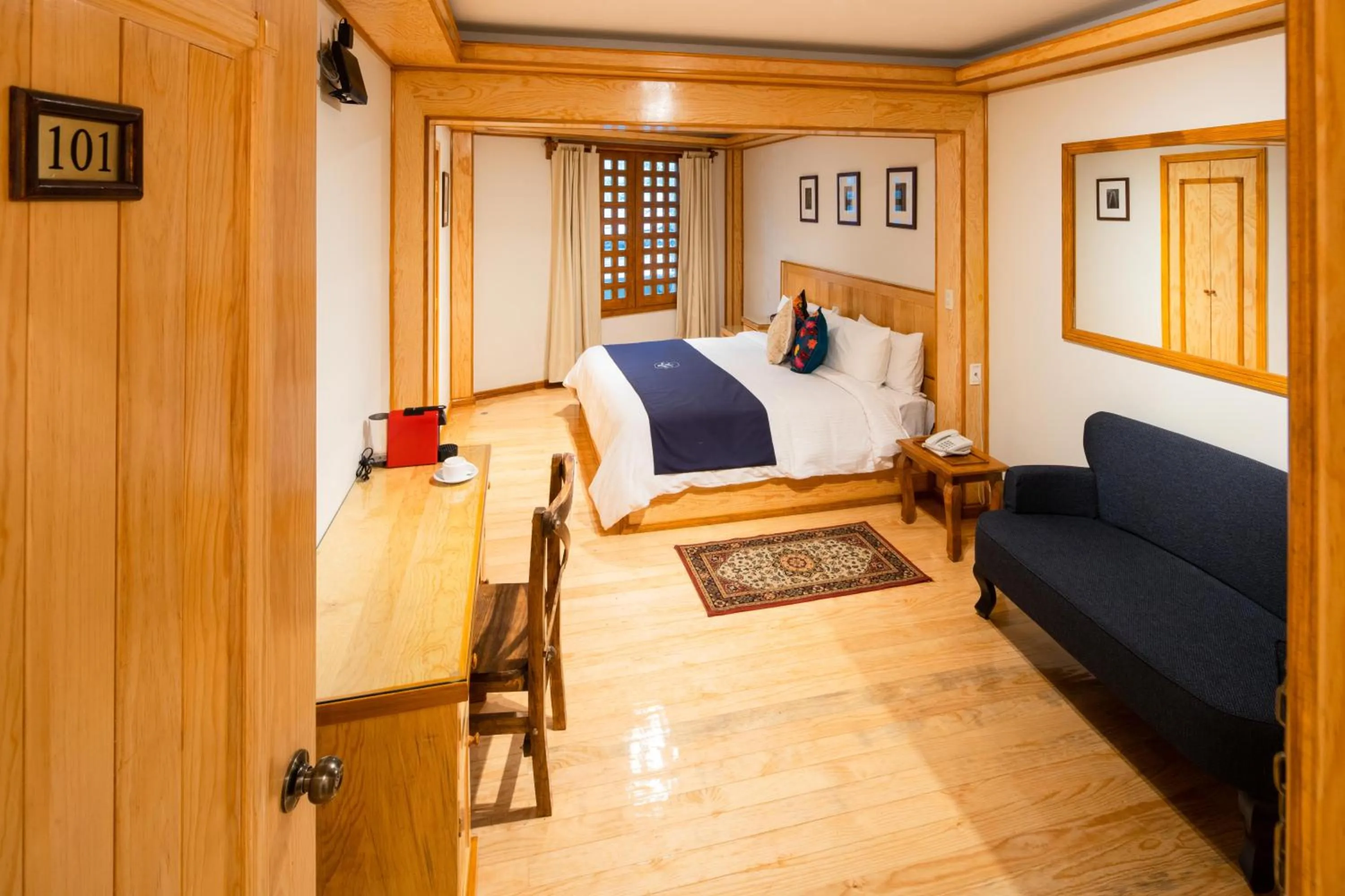 Living room, Bed in Hotel Parque España