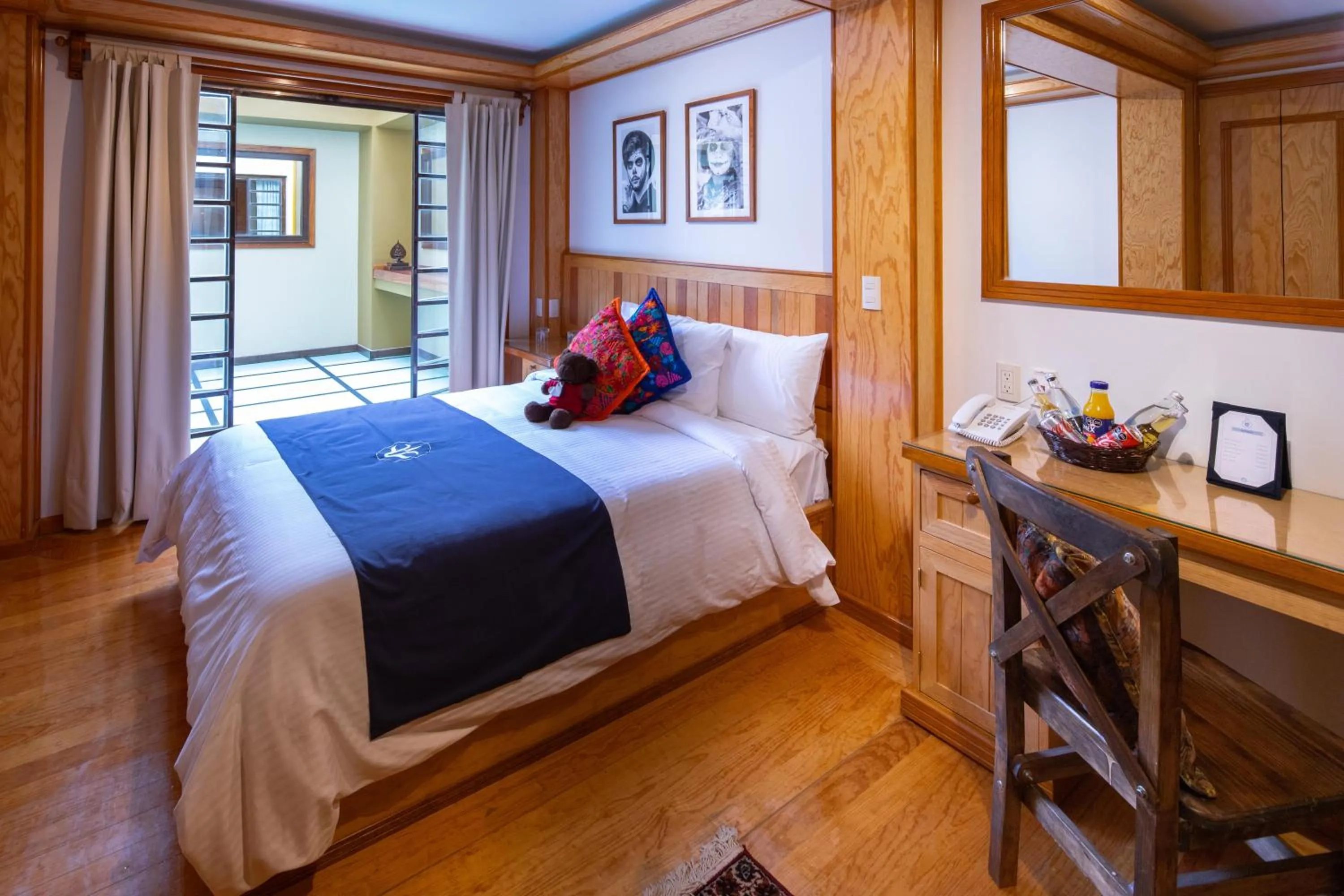 Patio, Bed in Hotel Parque España