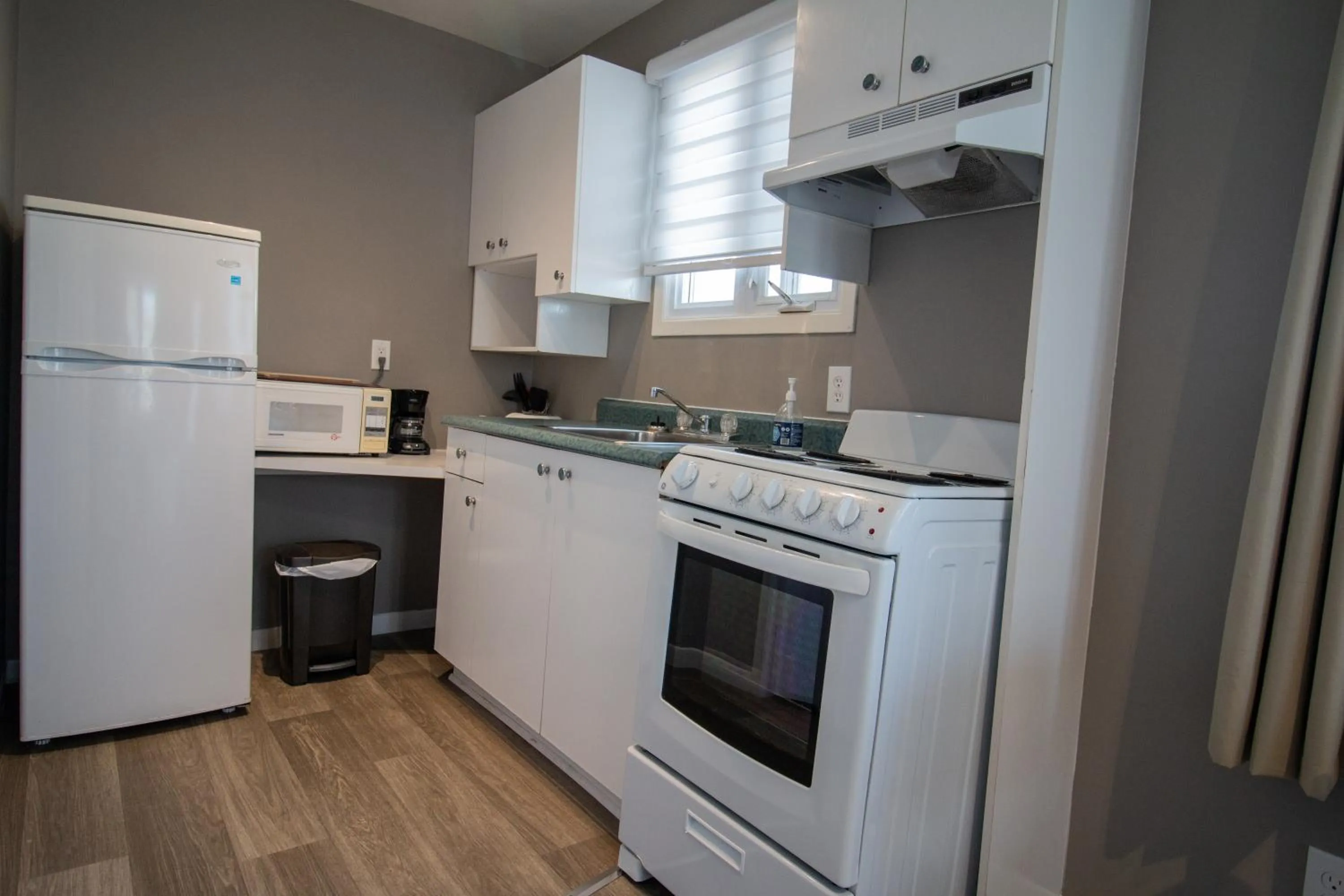 Kitchen or kitchenette in Motel de la mer