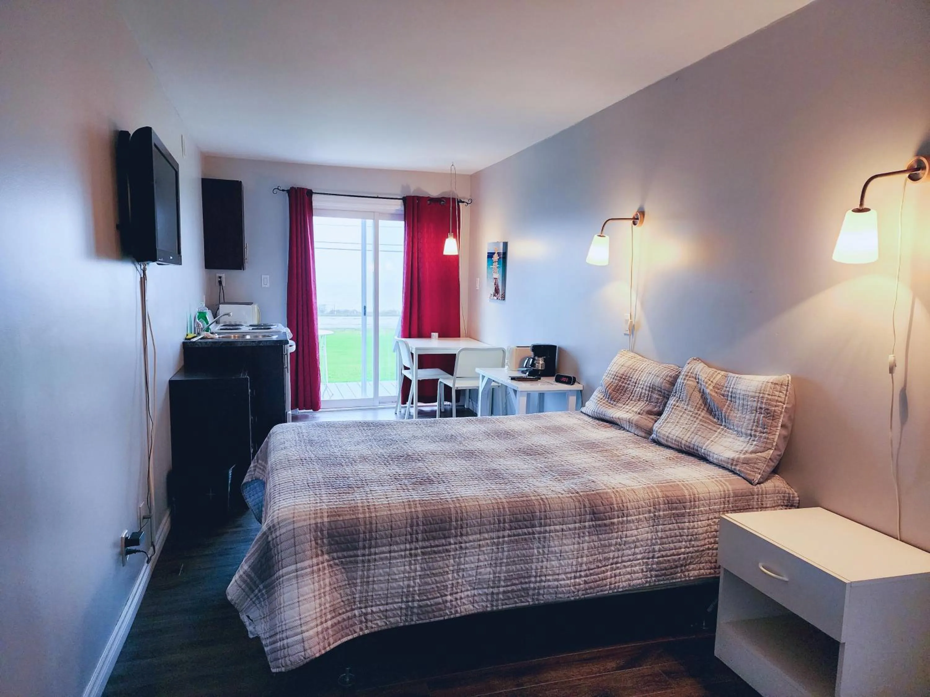 Photo of the whole room, Bed in Motel de la mer