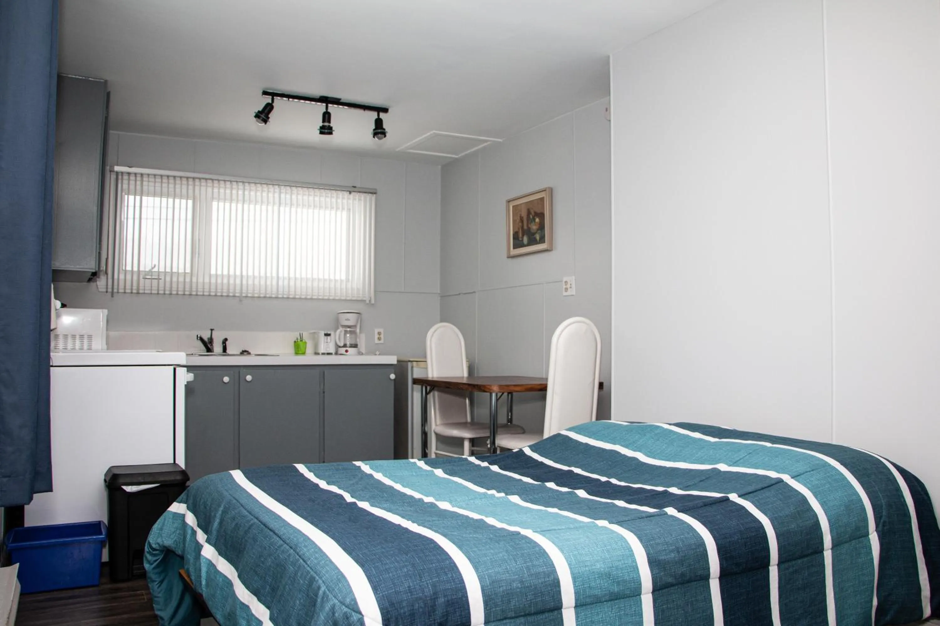 Photo of the whole room, Bed in Motel de la mer