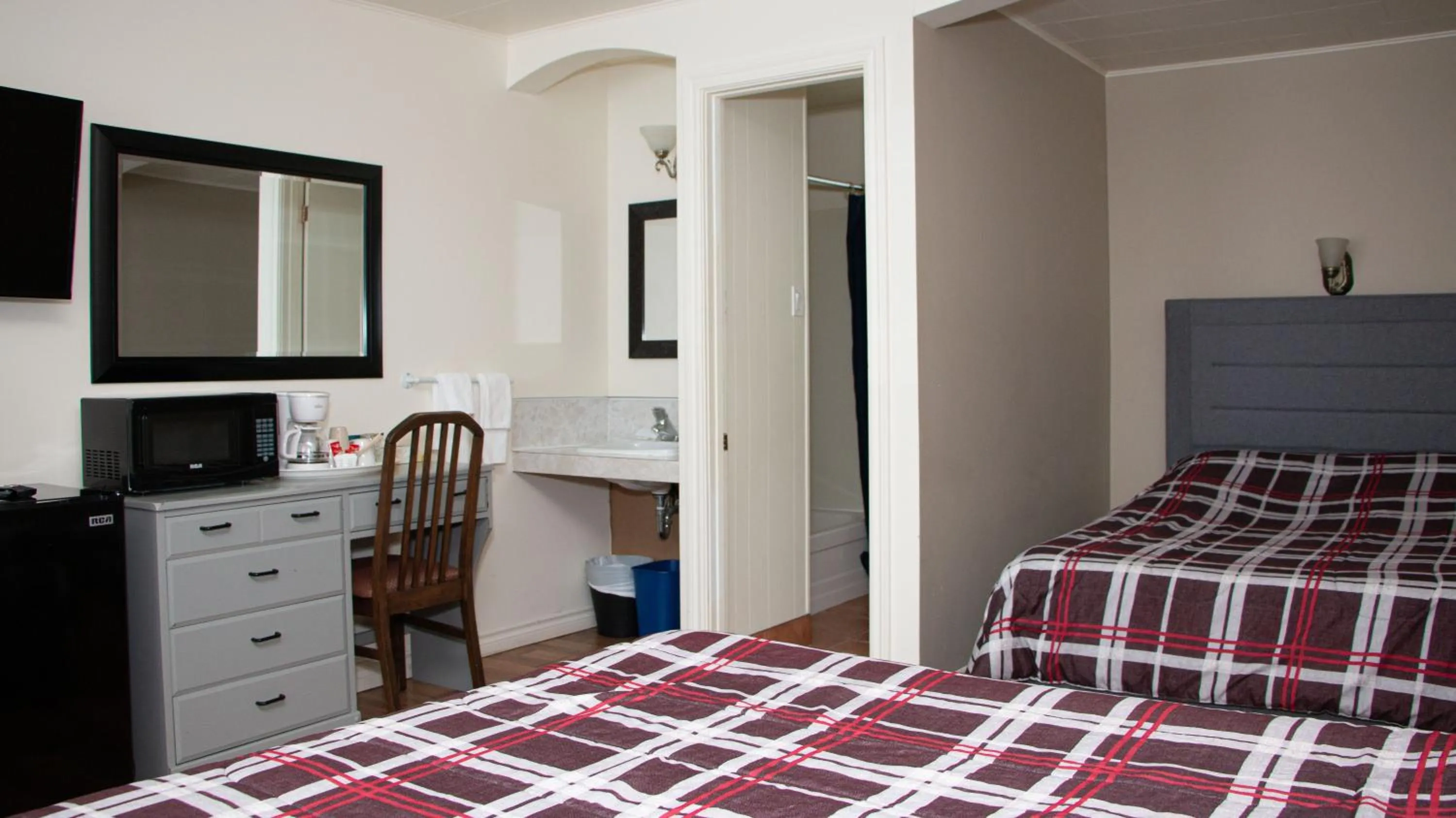 Photo of the whole room, Bed in Motel de la mer