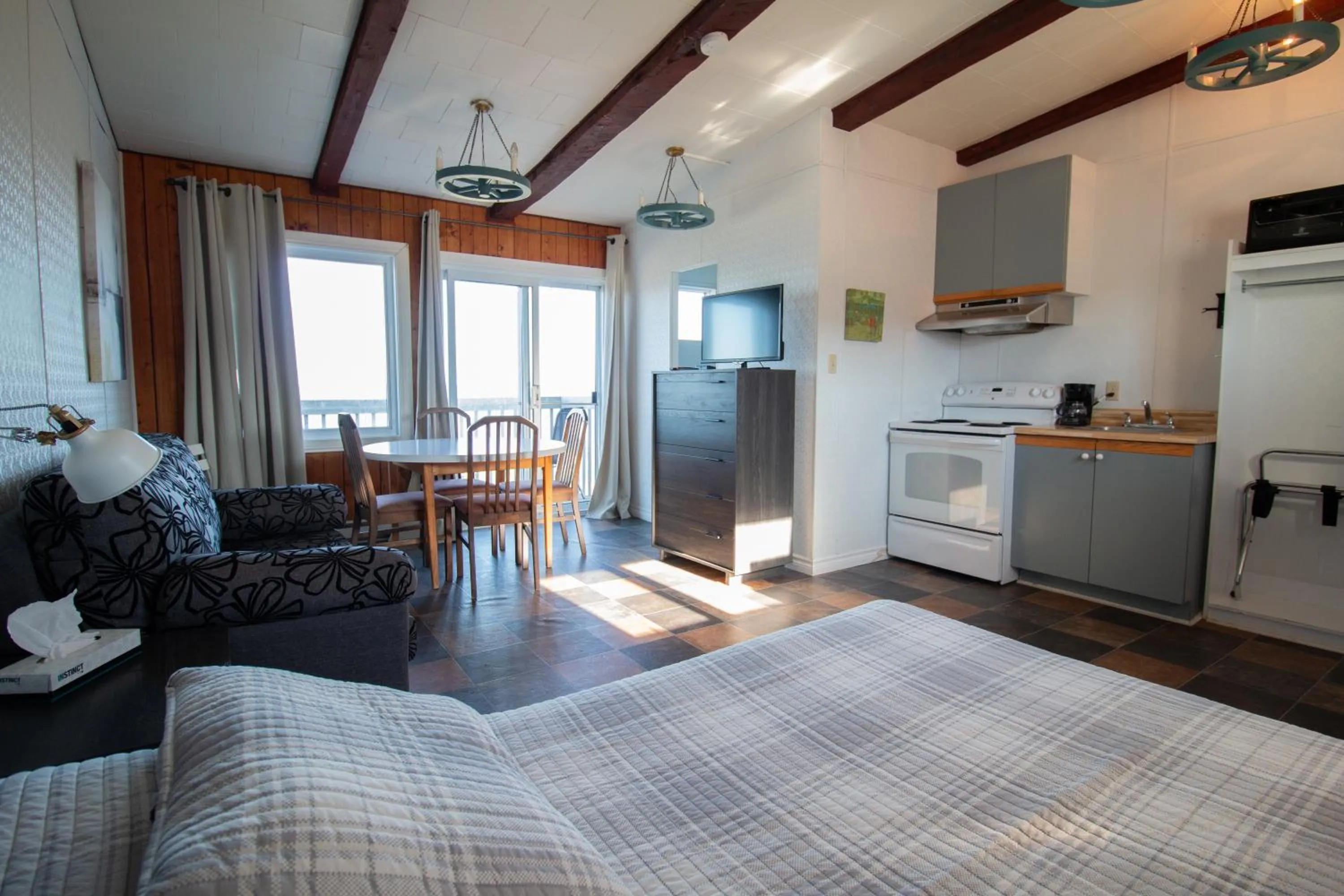 Photo of the whole room in Motel de la mer