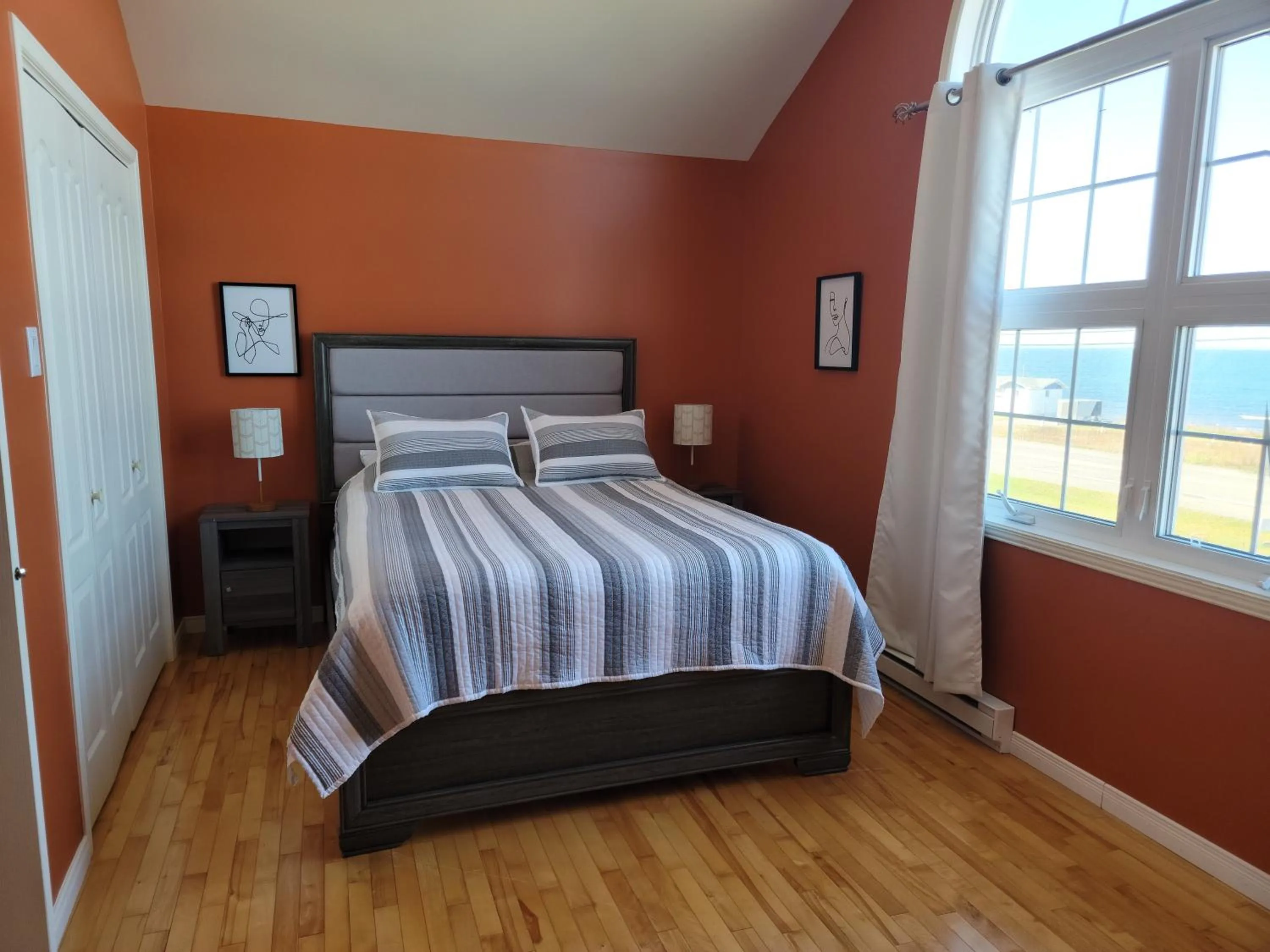 Photo of the whole room, Bed in Motel de la mer