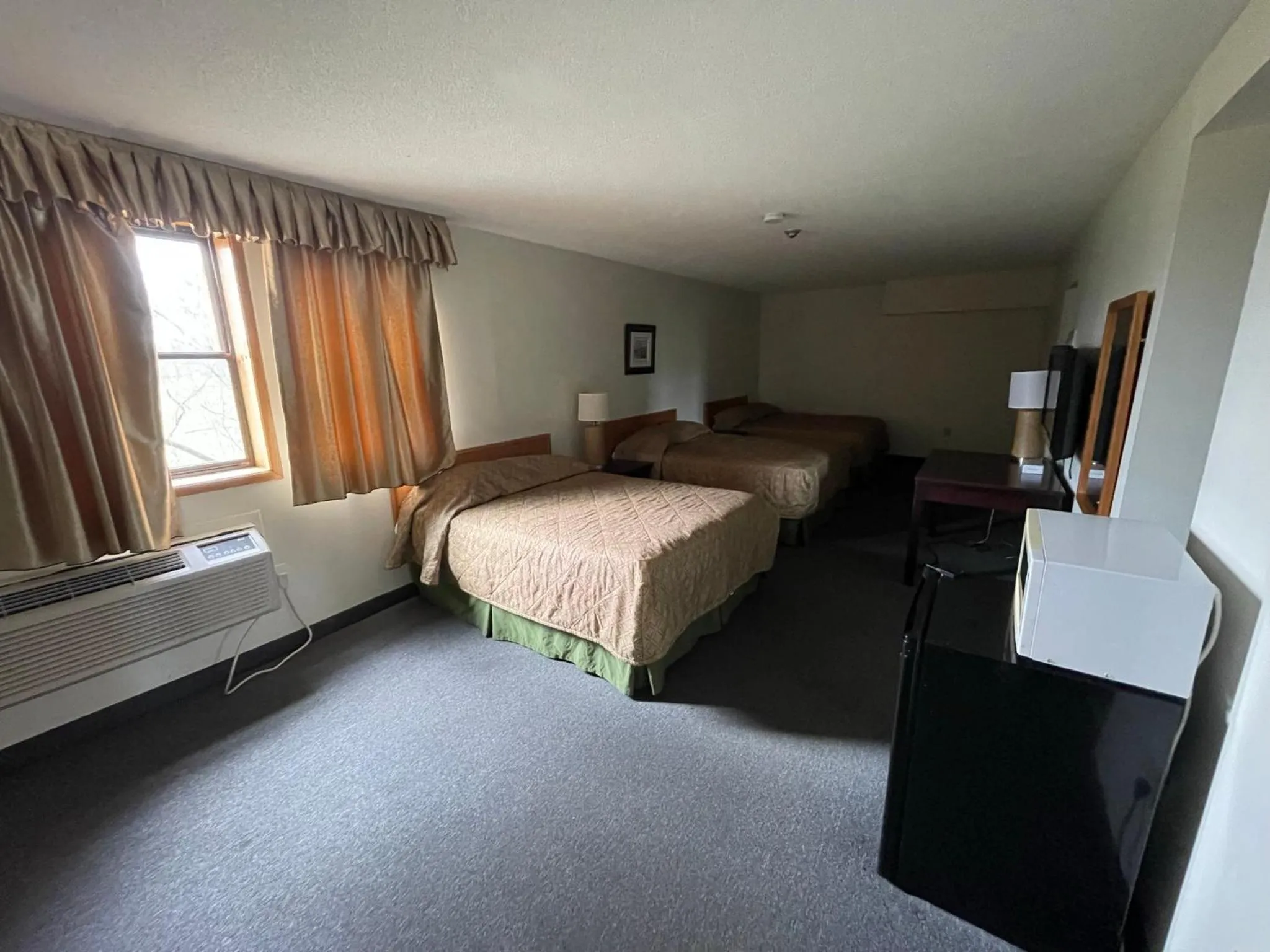 Bed in 6032 Persepolis Inn