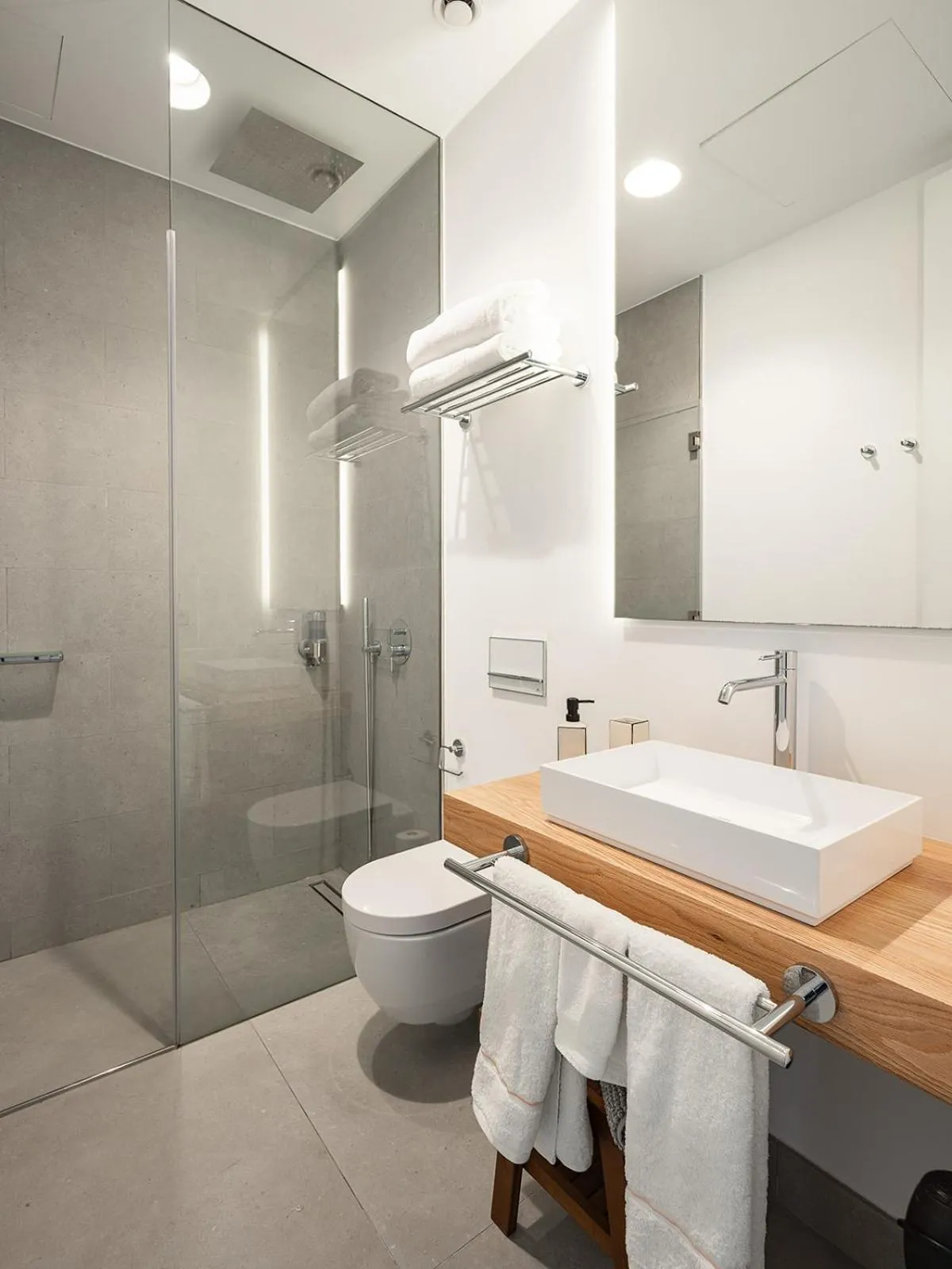 Shower in The Park Suites by IRES LAR