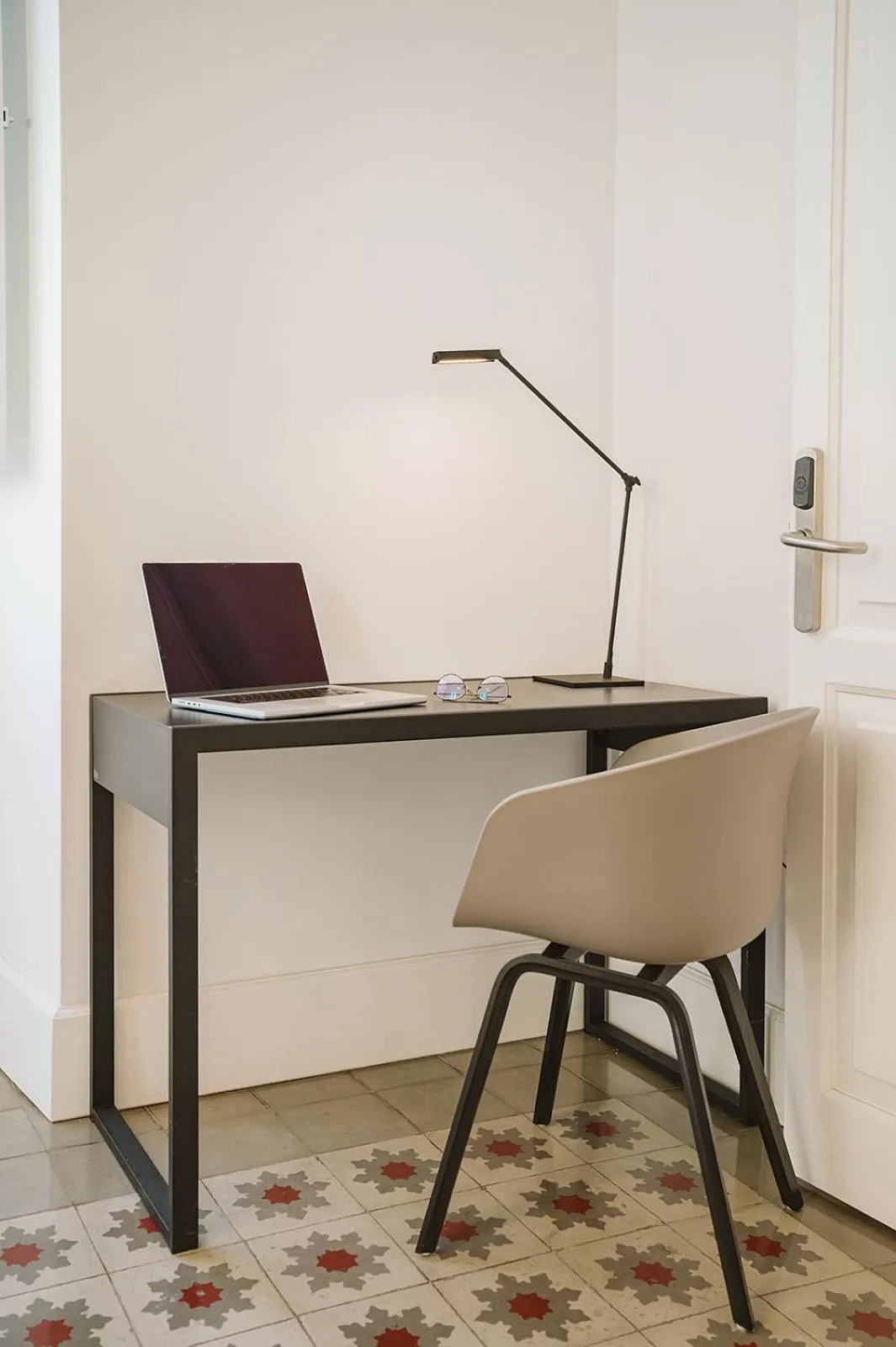 Seating area in The Park Suites by IRES LAR