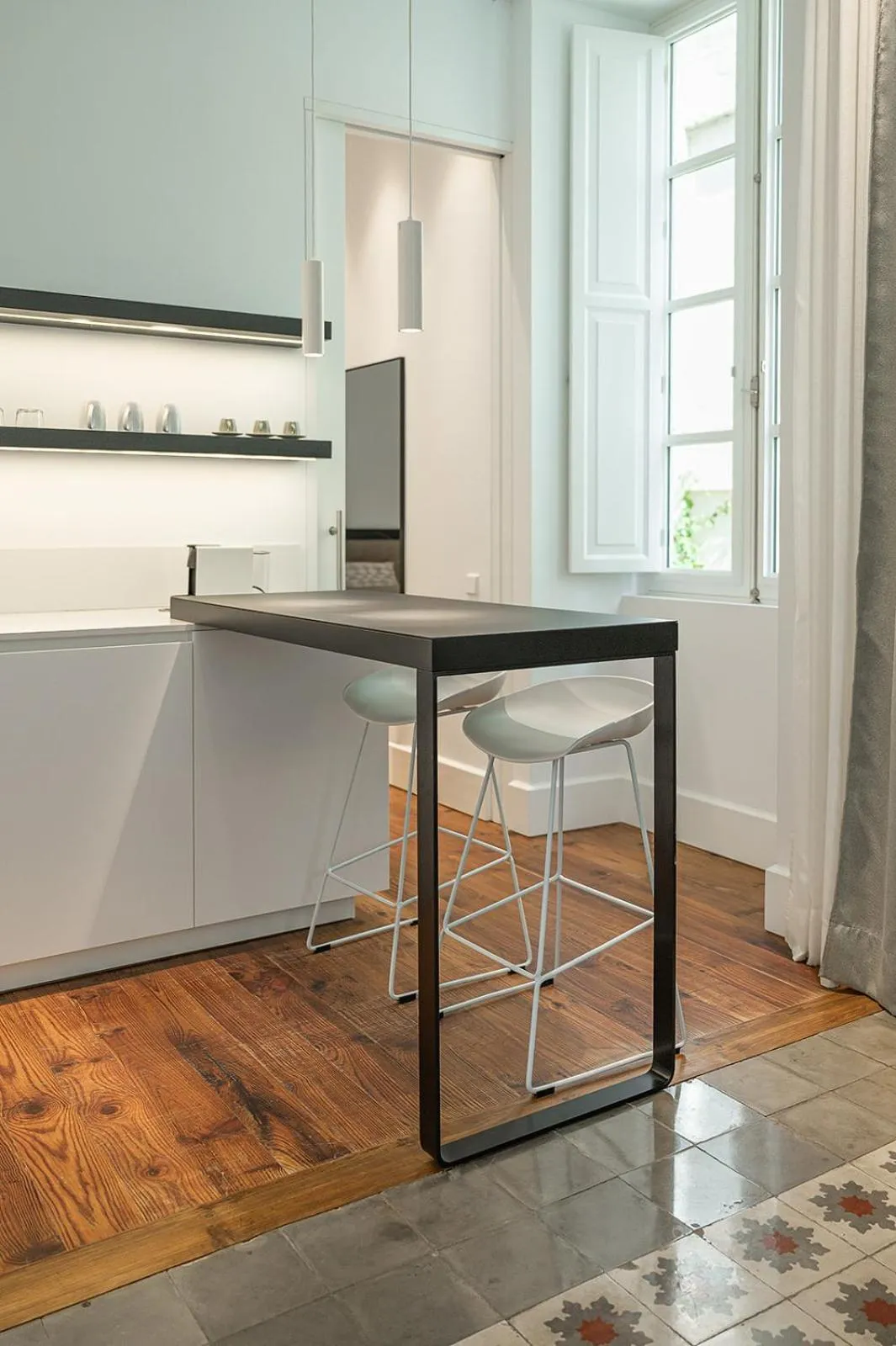 Dining area in The Park Suites by IRES LAR