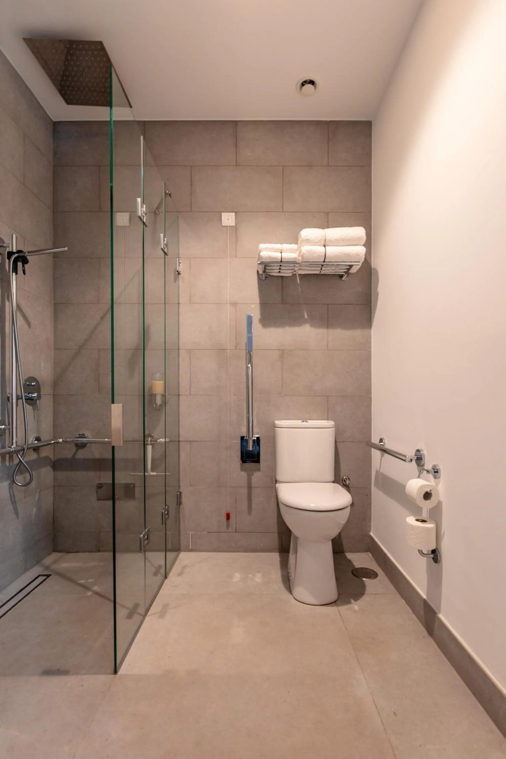 Shower in The Park Suites by IRES LAR