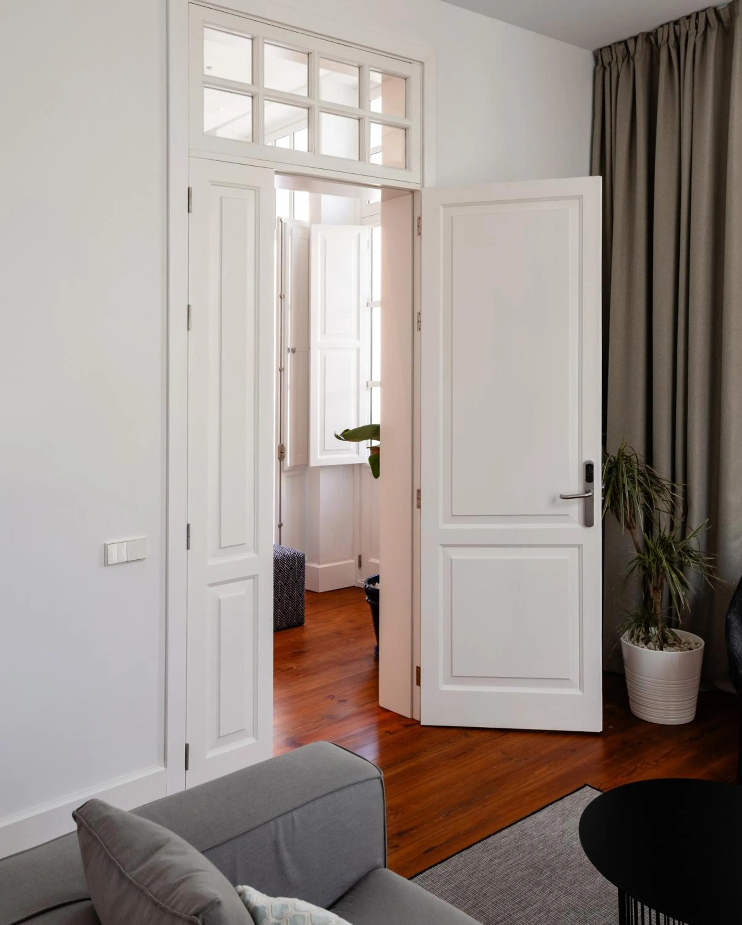 Seating area in The Park Suites by IRES LAR