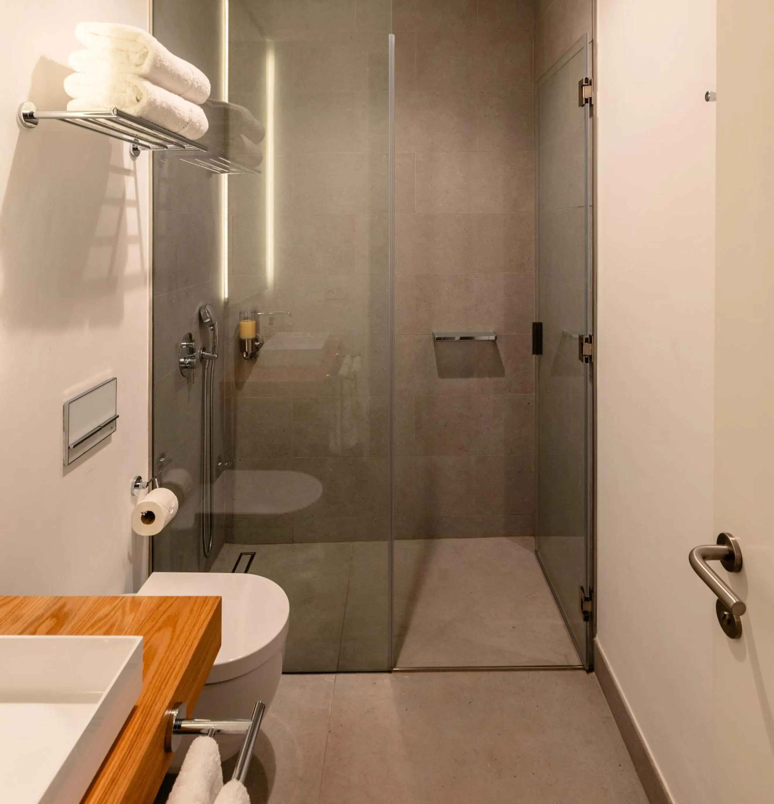 Shower in The Park Suites by IRES LAR