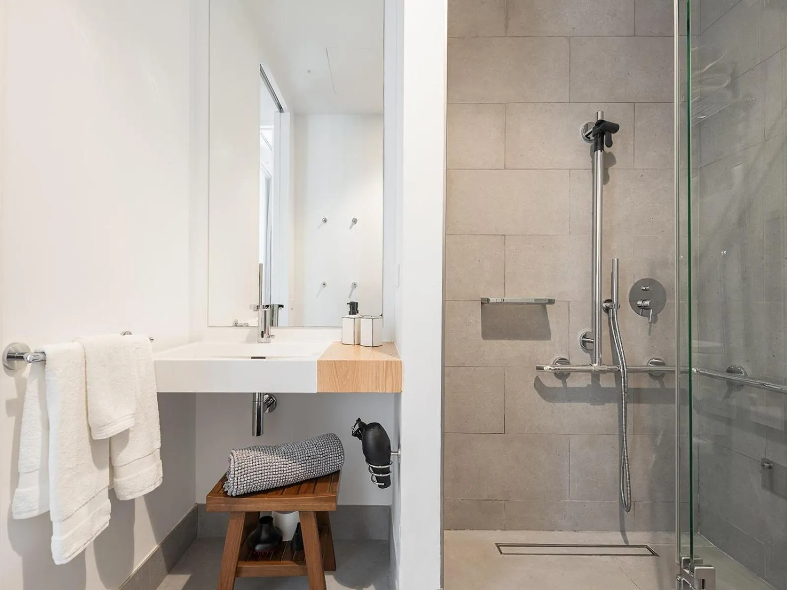 Shower in The Park Suites by IRES LAR