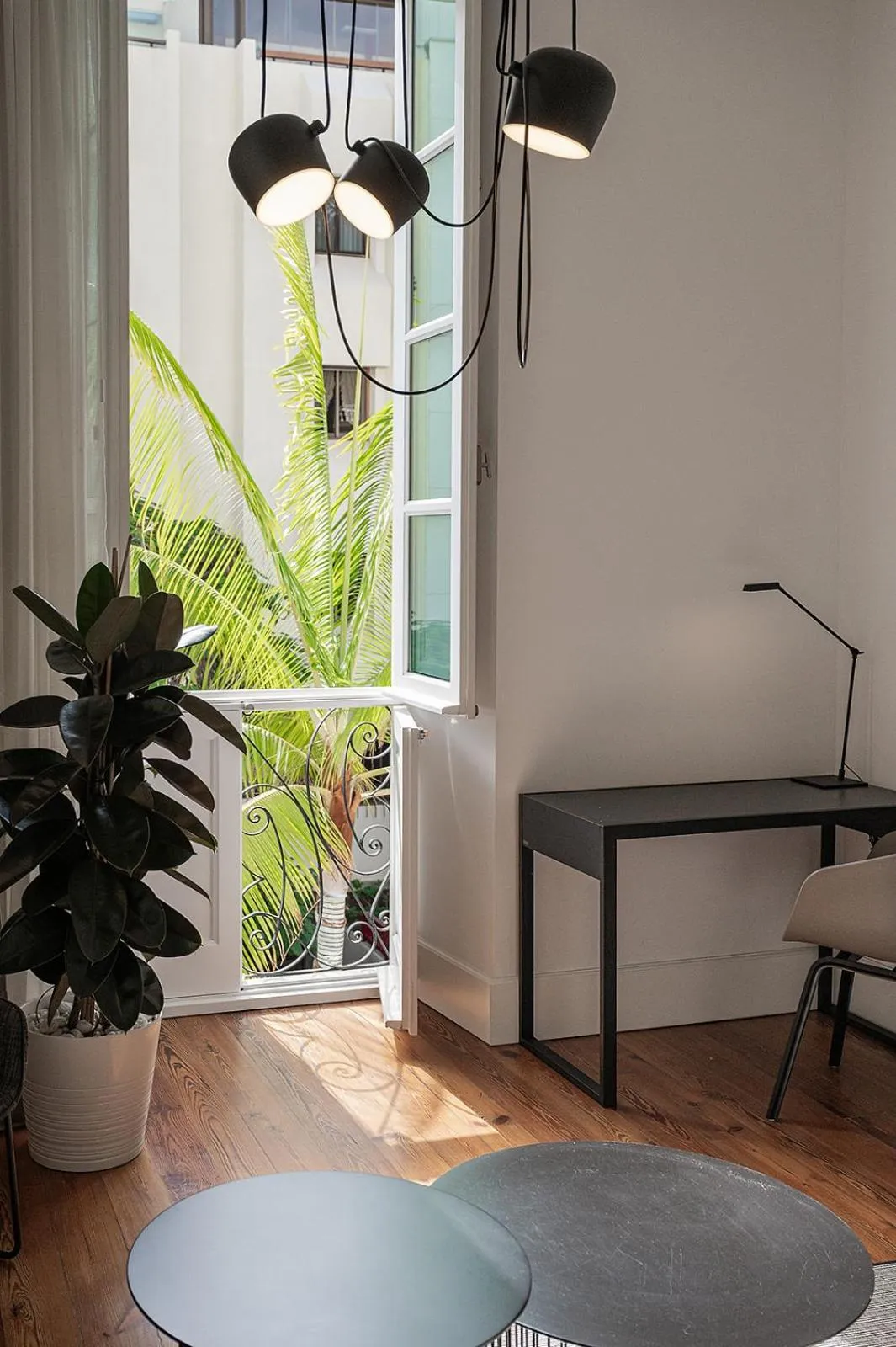 Seating area in The Park Suites by IRES LAR