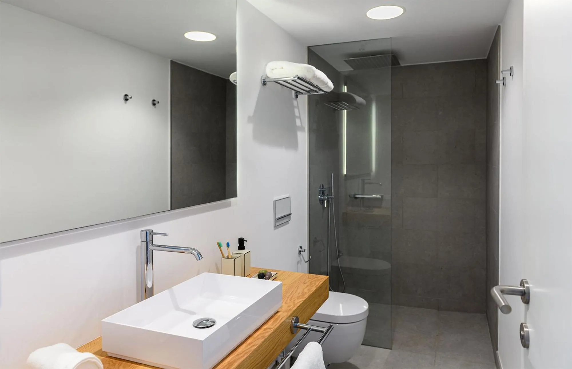 Shower in The Park Suites by IRES LAR
