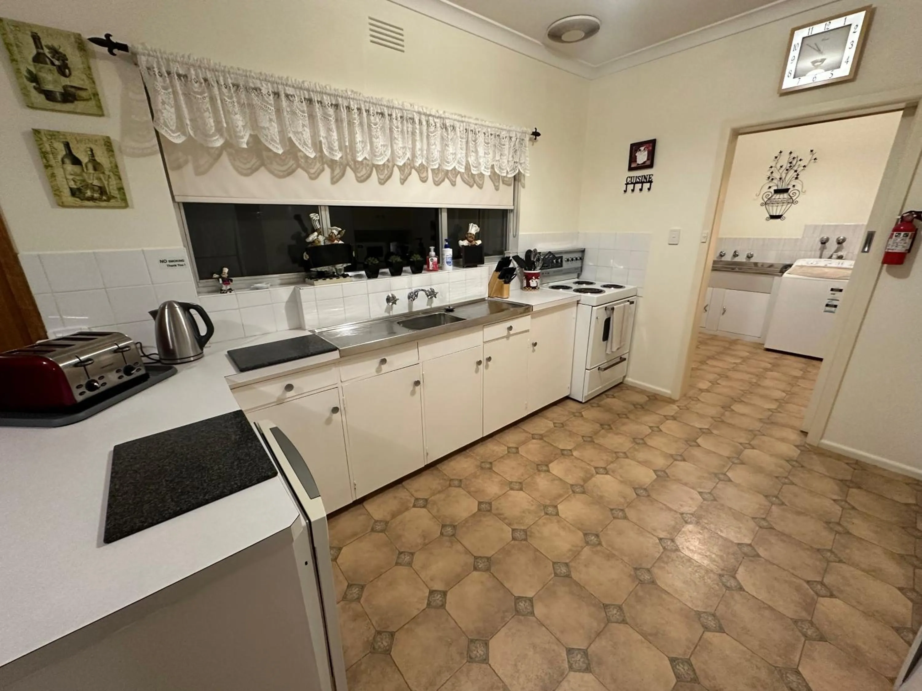 kitchen in Admurraya House Bed & Breakfast