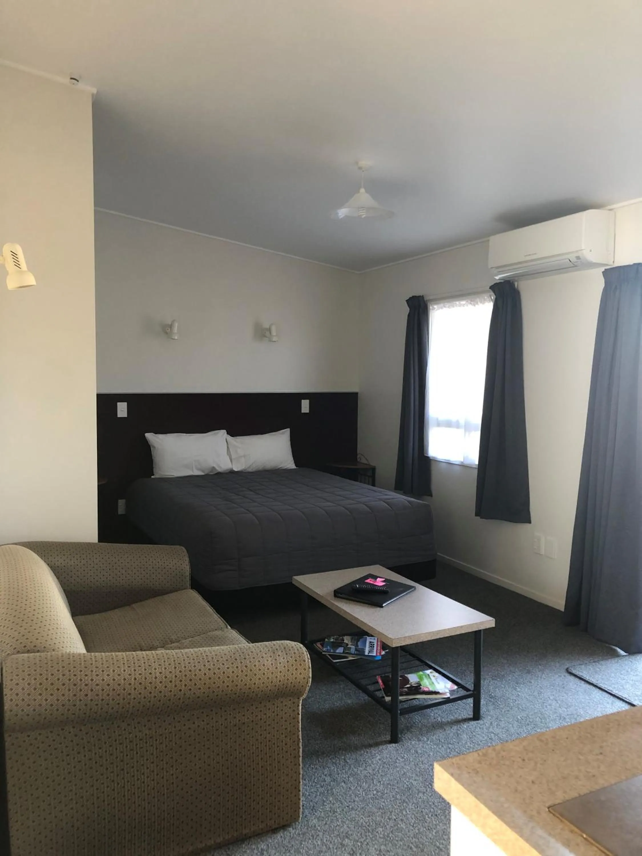 Bed in Thornton Lodge Motel